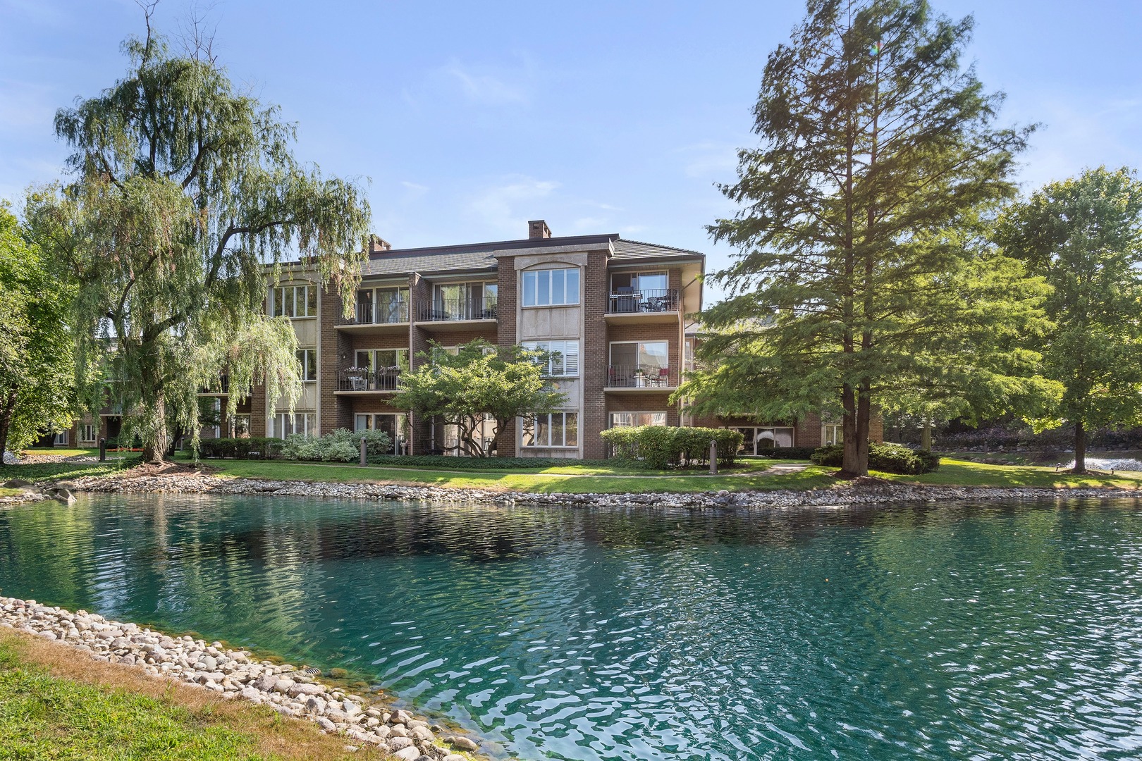 Oak Brook, Illinois, 60523, United States, 2 Bedrooms Bedrooms, ,2 BathroomsBathrooms,Residential,For Sale,1927231
