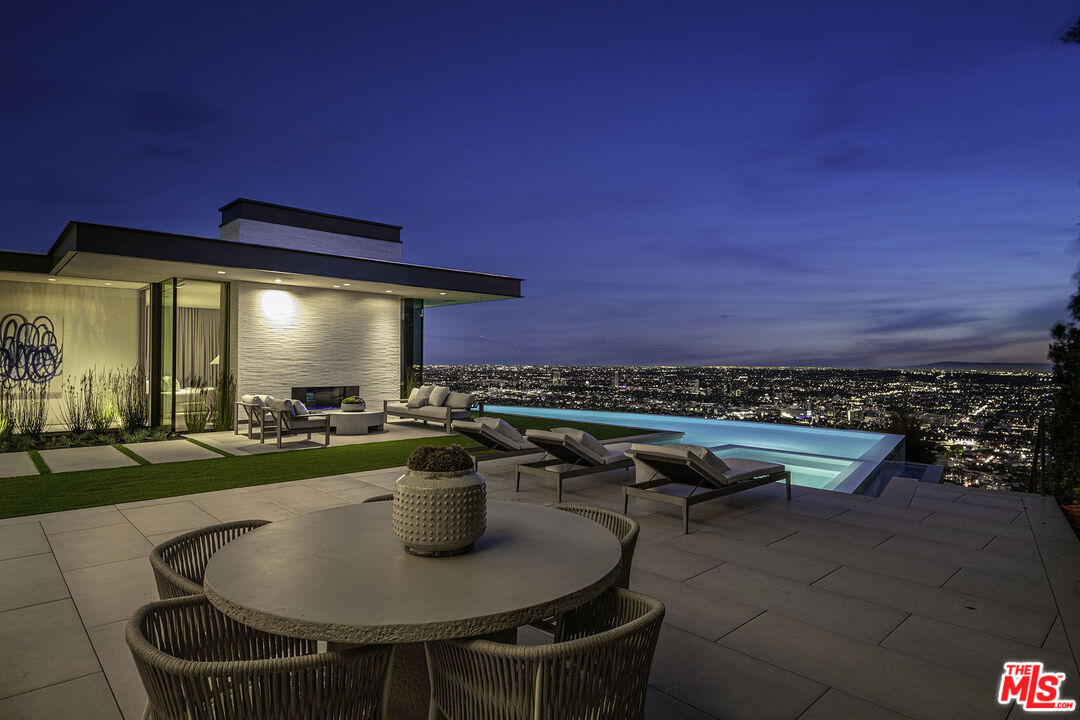 Los Angeles, California, 90069, United States, 7 Bedrooms Bedrooms, ,9 BathroomsBathrooms,Residential,For Sale,1925200