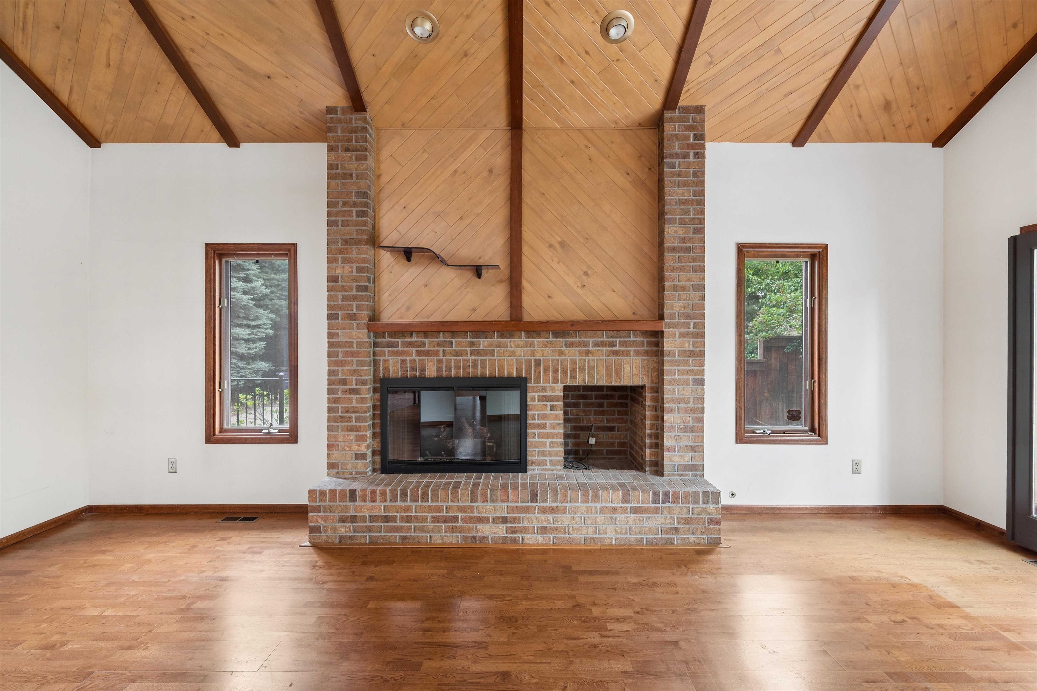  Architecturally distinctive home exudes a warm chalet and alpine feeling - 物件實景