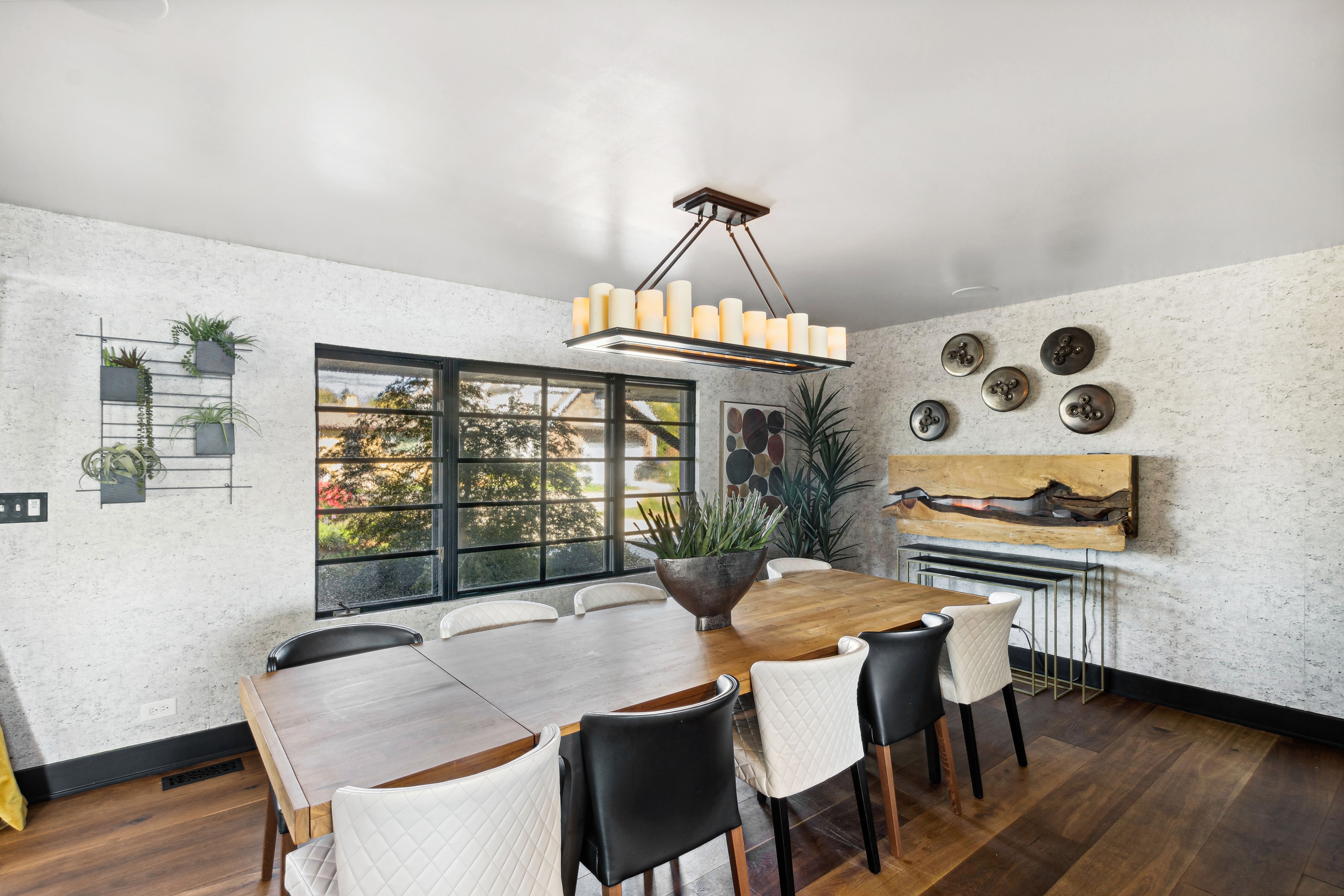  Experience the Uultimate Lakefront Lifestyle in this Legacy Home - 物件實景