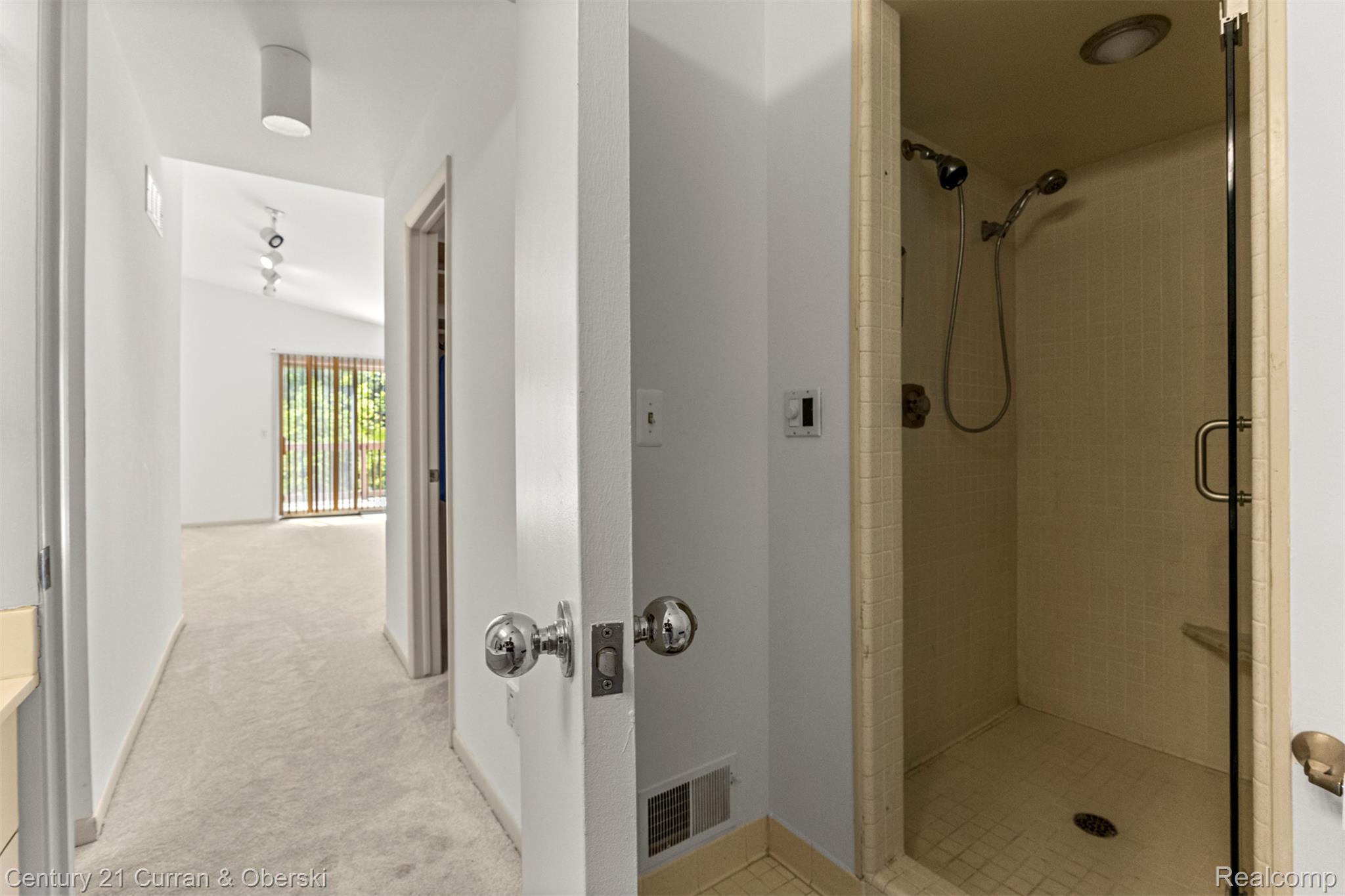 West Bloomfield Charter Township, Michigan, 48323, United States, 4 Bedrooms Bedrooms, ,4 BathroomsBathrooms,Residential,For Sale,1942642