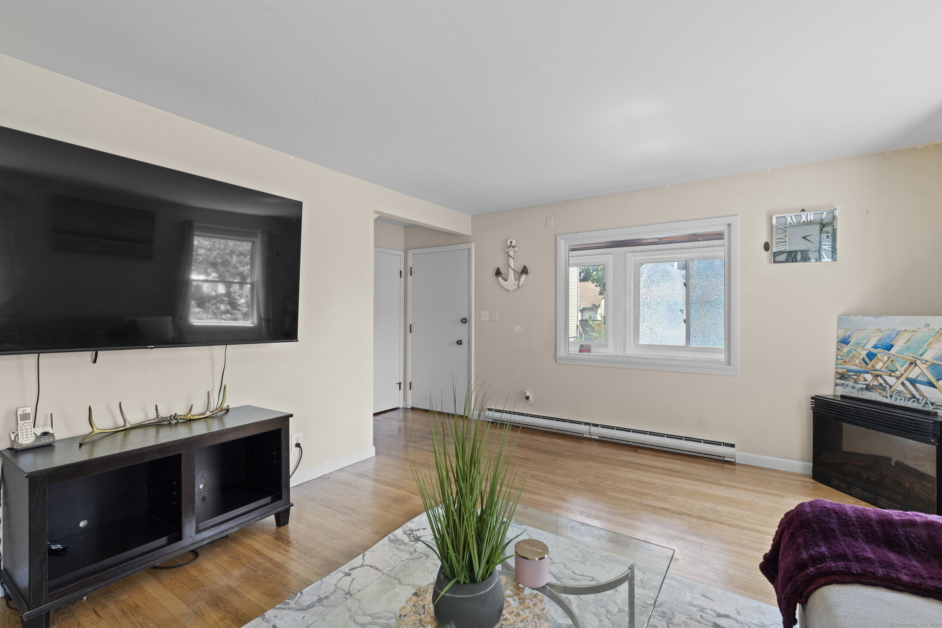 Milford, Connecticut, 06460, United States, 3 Bedrooms Bedrooms, ,2 BathroomsBathrooms,Residential,For Sale,1896652
