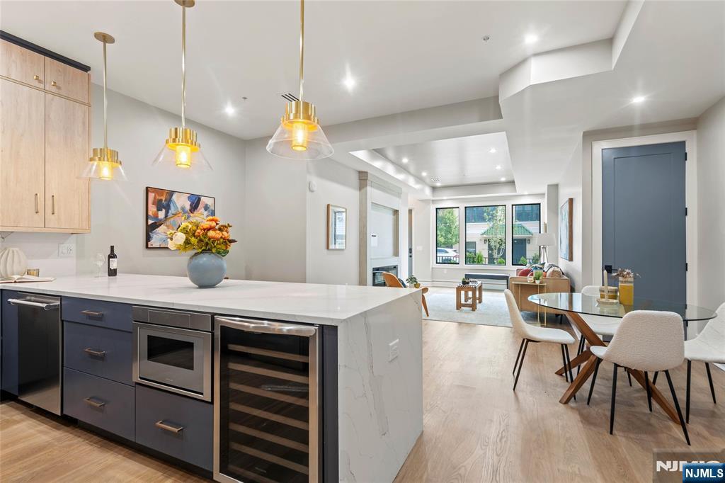 Jersey City, New Jersey, 07307, United States, 3 Bedrooms Bedrooms, ,2 BathroomsBathrooms,Residential,For Sale,1947058
