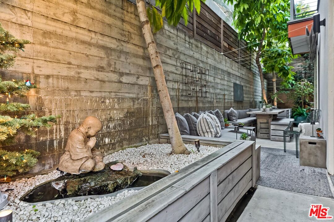 West Hollywood, California, 90069, United States, 2 Bedrooms Bedrooms, ,2 BathroomsBathrooms,Residential,For Sale,2000486