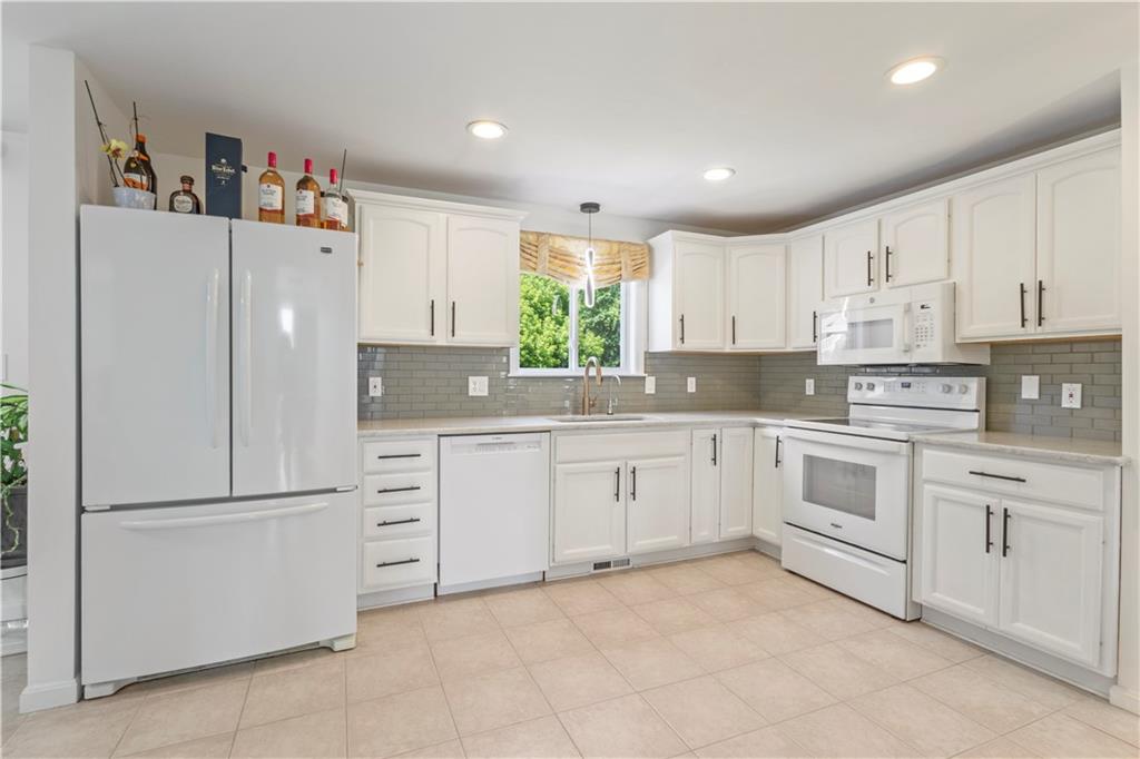 Bellingham, Massachusetts, 02019, United States, 3 Bedrooms Bedrooms, ,3 BathroomsBathrooms,Residential,For Sale,1978290