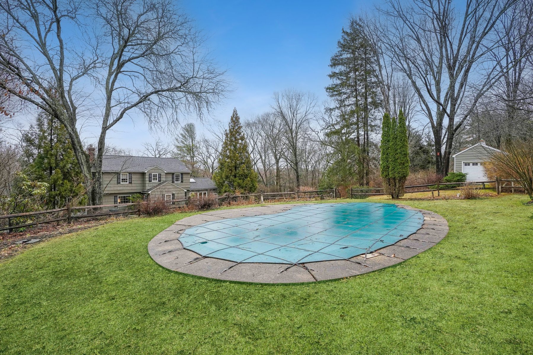  Classic Center Hall Colonial Privately Set on 1.2 Acres - 物件實景
