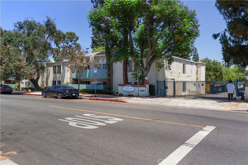 Tarzana, California, 91356, United States, 3 Bedrooms Bedrooms, ,2 BathroomsBathrooms,Residential,For Sale,1892794