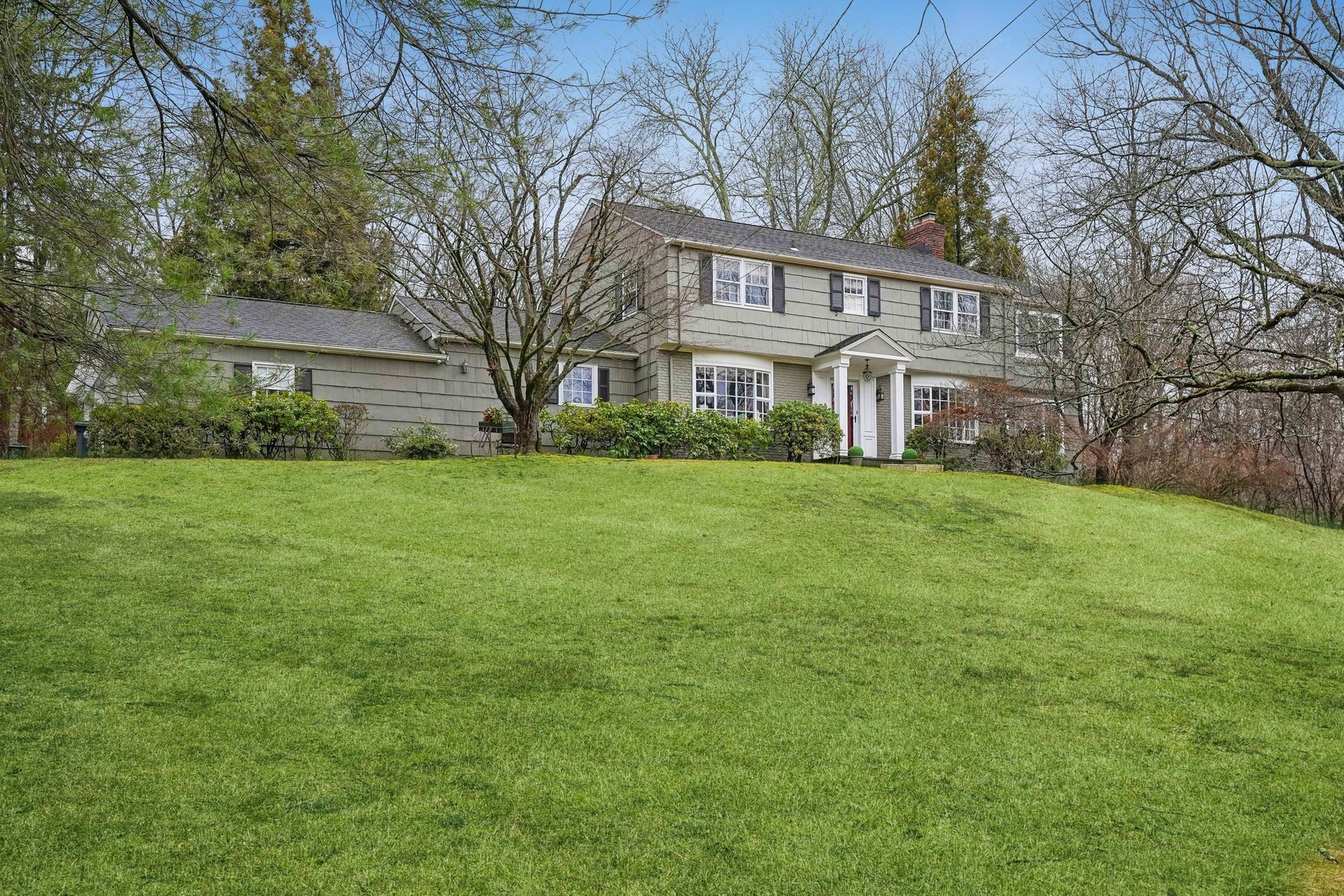  Classic Center Hall Colonial Privately Set on 1.2 Acres - 物件實景
