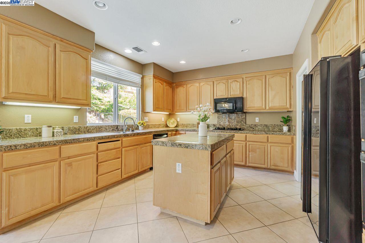 Concord, California, 94521, United States, 5 Bedrooms Bedrooms, ,3 BathroomsBathrooms,Residential,For Sale,1989306