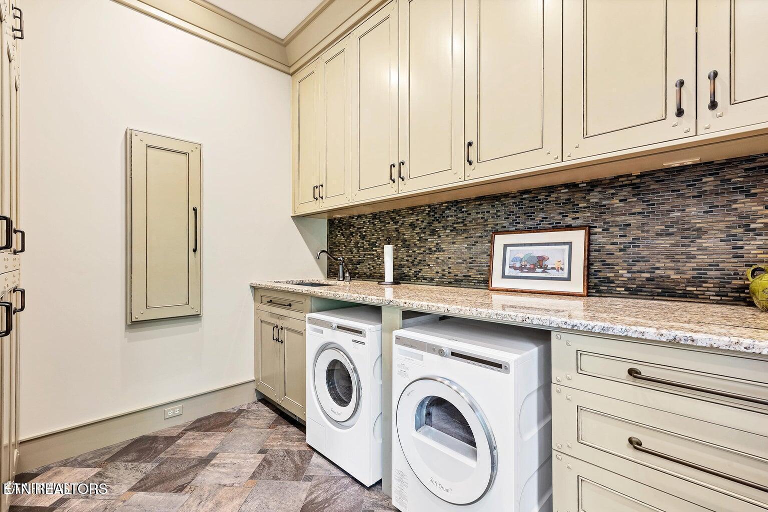 Louisville, Tennessee, 37777, United States, 3 Bedrooms Bedrooms, ,4 BathroomsBathrooms,Residential,For Sale,1995575