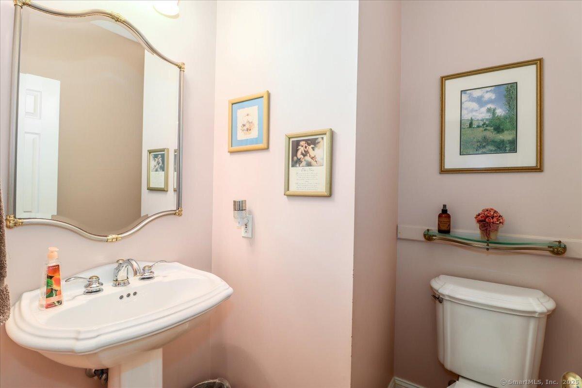 Shelton, Connecticut, 06484, United States, 5 Bedrooms Bedrooms, ,4 BathroomsBathrooms,Residential,For Sale,1943251