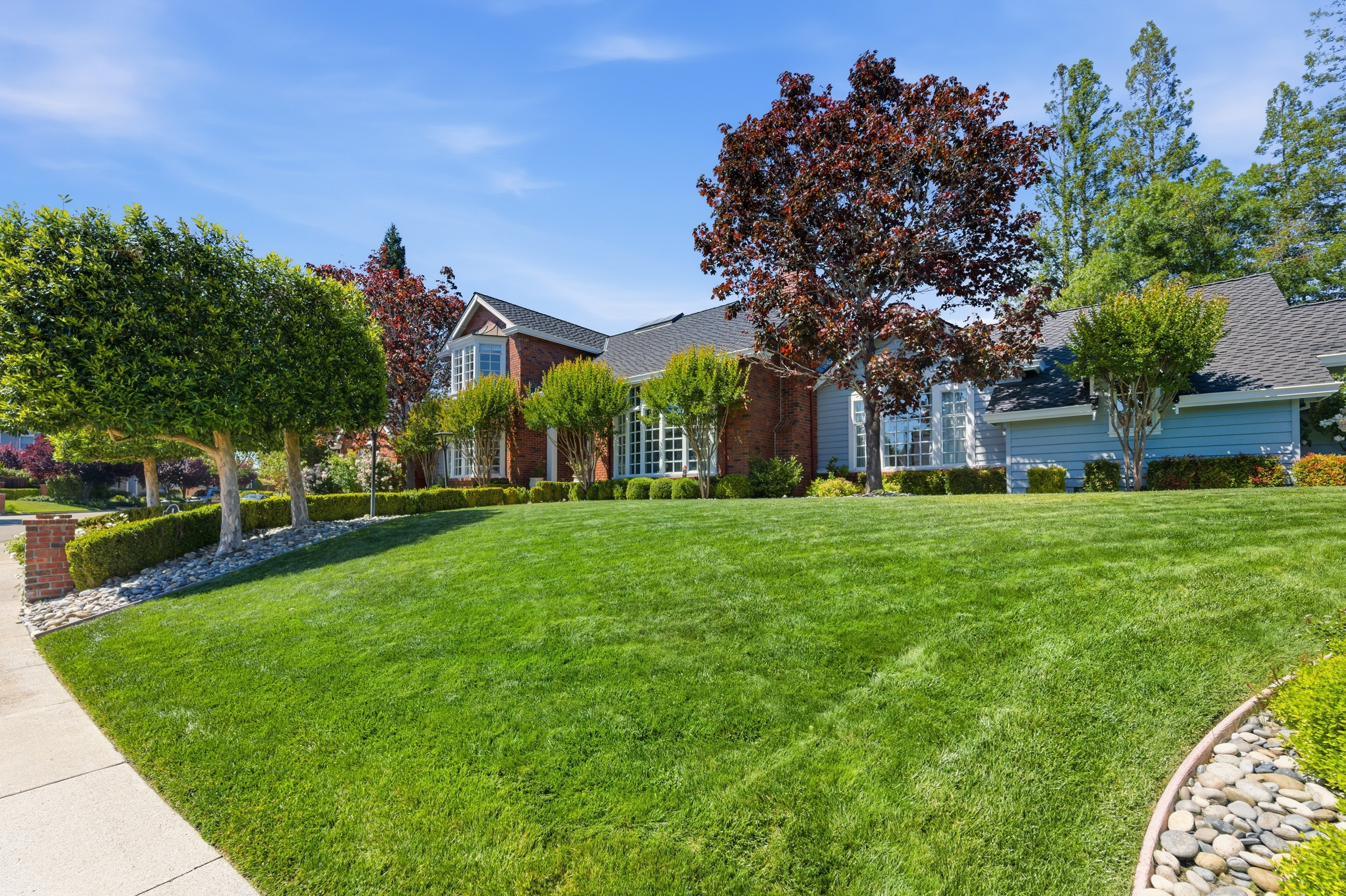  Timeless Transitional Estate with Resort-Style Backyard - 物件實景