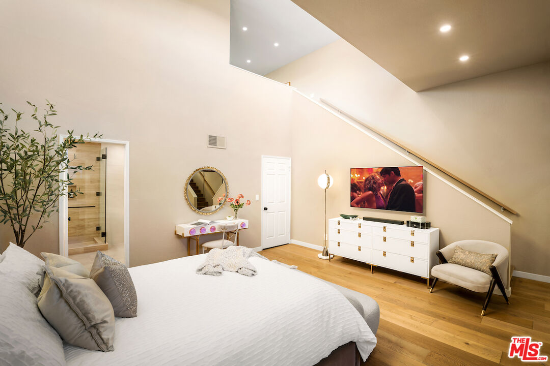 Santa Monica, California, 90403, United States, 2 Bedrooms Bedrooms, ,3 BathroomsBathrooms,Residential,For Sale,1986482