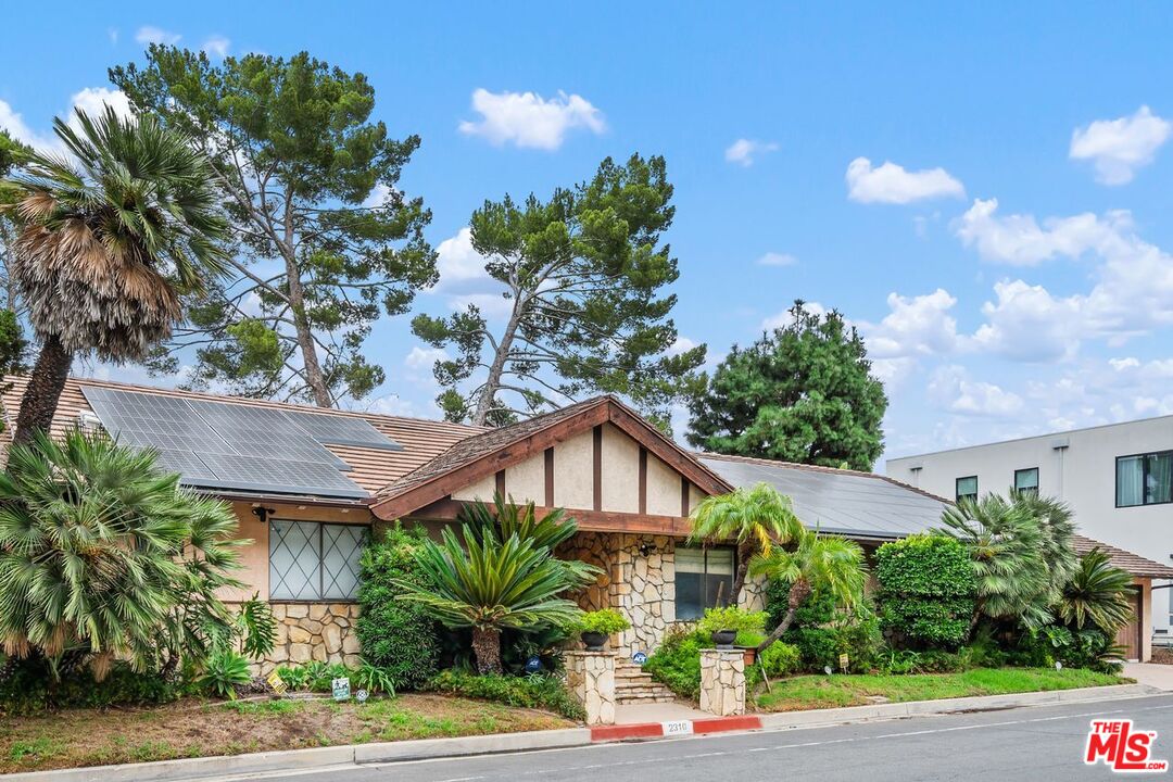 Los Angeles, California, 90046, United States, 4 Bedrooms Bedrooms, ,4 BathroomsBathrooms,Residential,For Sale,1955574