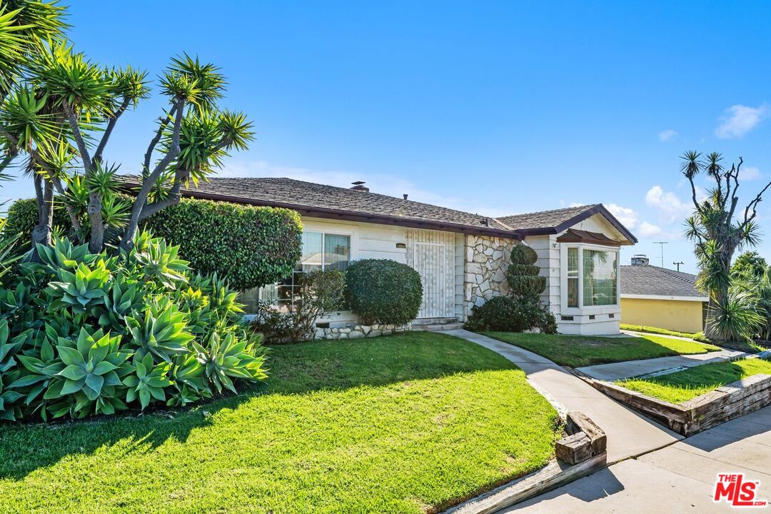 Los Angeles, California, 90056, United States, 2 Bedrooms Bedrooms, ,3 BathroomsBathrooms,Residential,For Sale,2001652