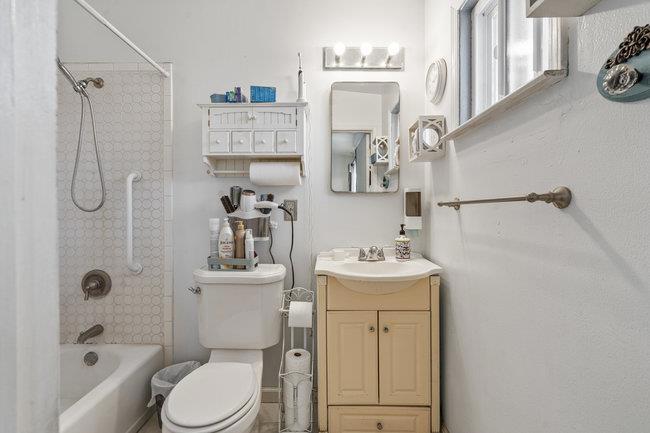 Salinas, California, 93906, United States, 4 Bedrooms Bedrooms, ,2 BathroomsBathrooms,Residential,For Sale,1989866