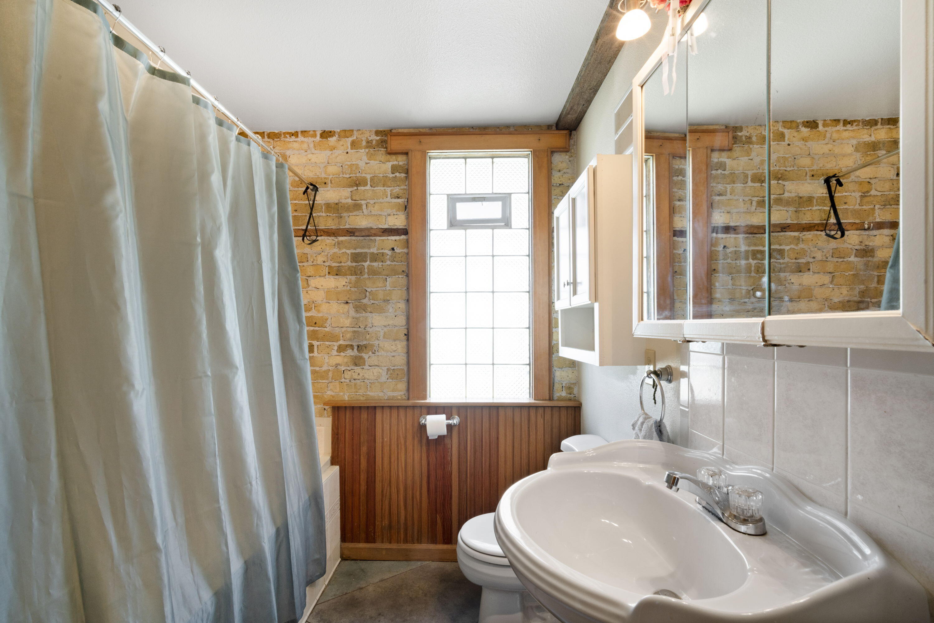 Milwaukee, Wisconsin, 53202, United States, 3 Bedrooms Bedrooms, ,3 BathroomsBathrooms,Residential,For Sale,1982792