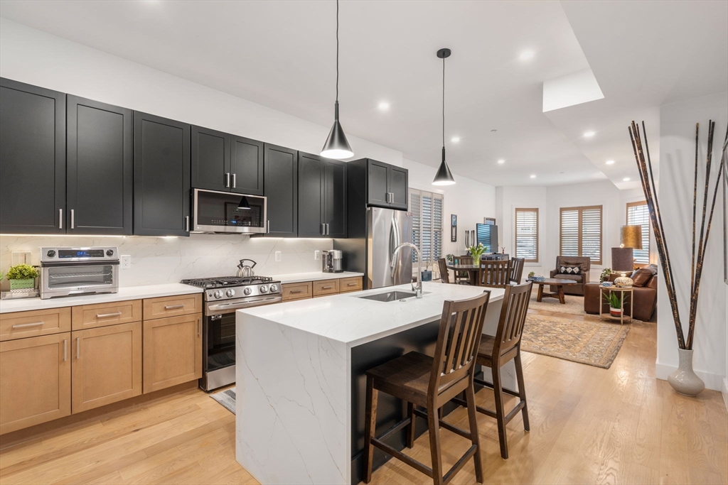 Boston, Massachusetts, 02128, United States, 2 Bedrooms Bedrooms, ,2 BathroomsBathrooms,Residential,For Sale,1940693