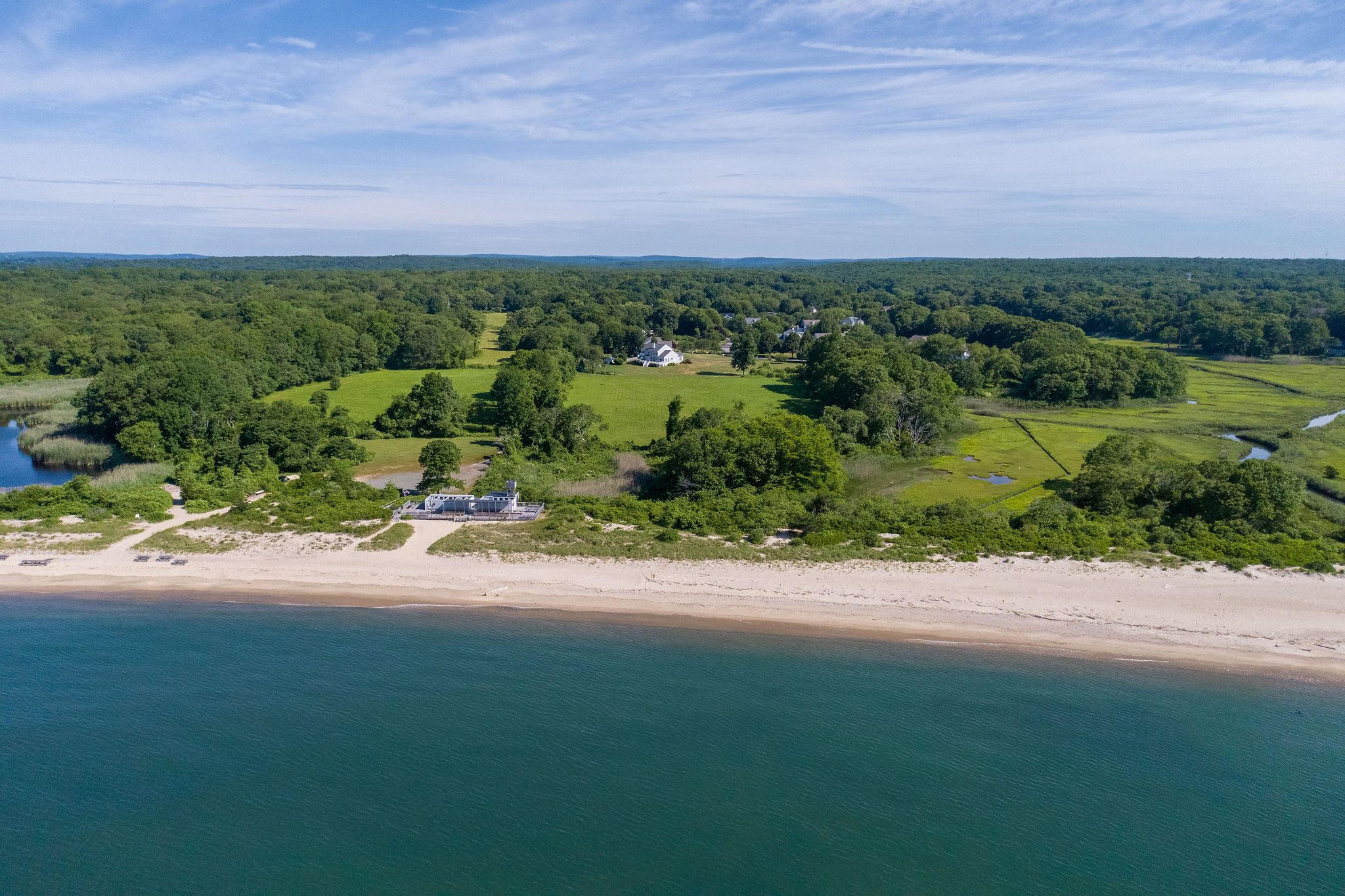  Enjoy year-round luxury in this updated coastal home - 物件實景