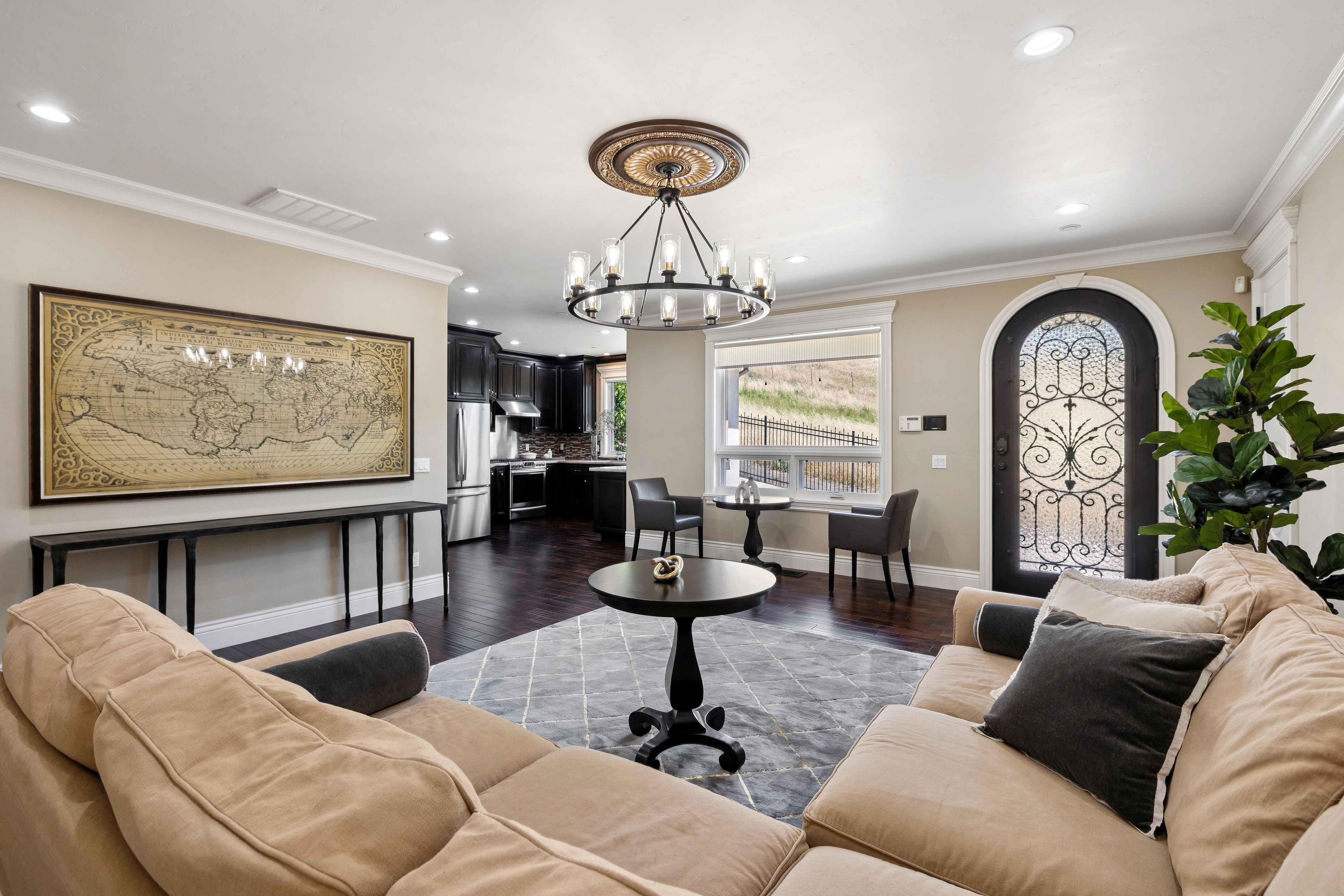  Grand Mediterranean Estate with Private Multi-Generational Wing - 物件實景
