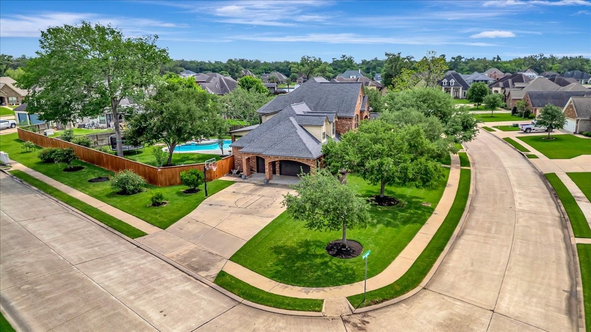 Deerwood Ct, Lake Jackson, TX 77566
