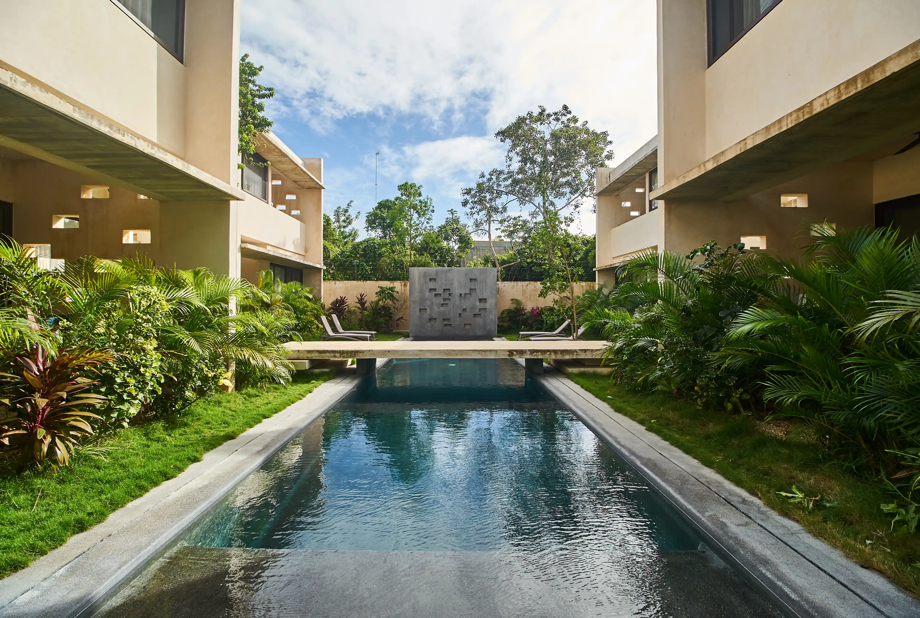  Turnkey Investment: 13-Unit Complex at Market Price - 物件實景