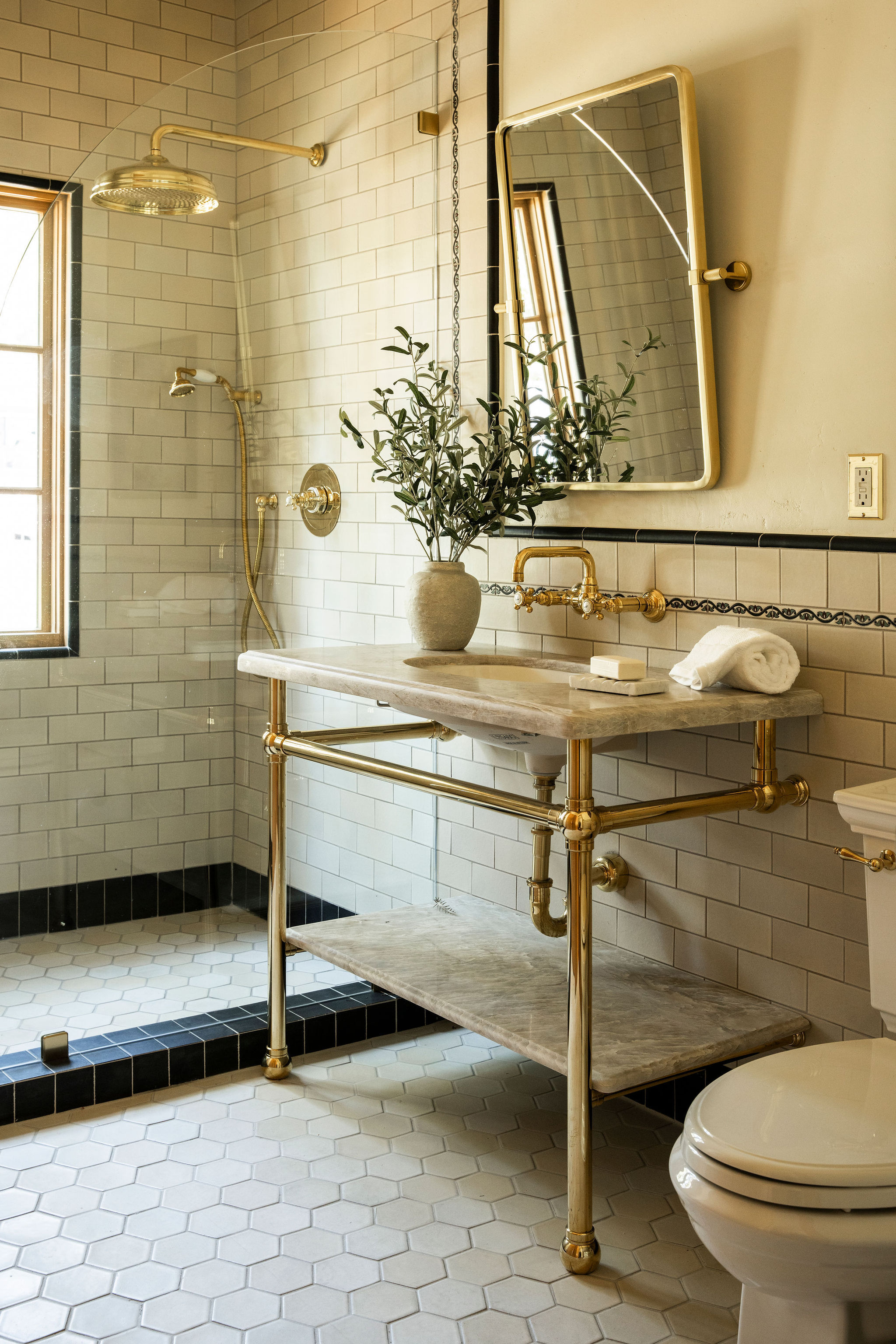  2110 Hill Dr - 物件實景