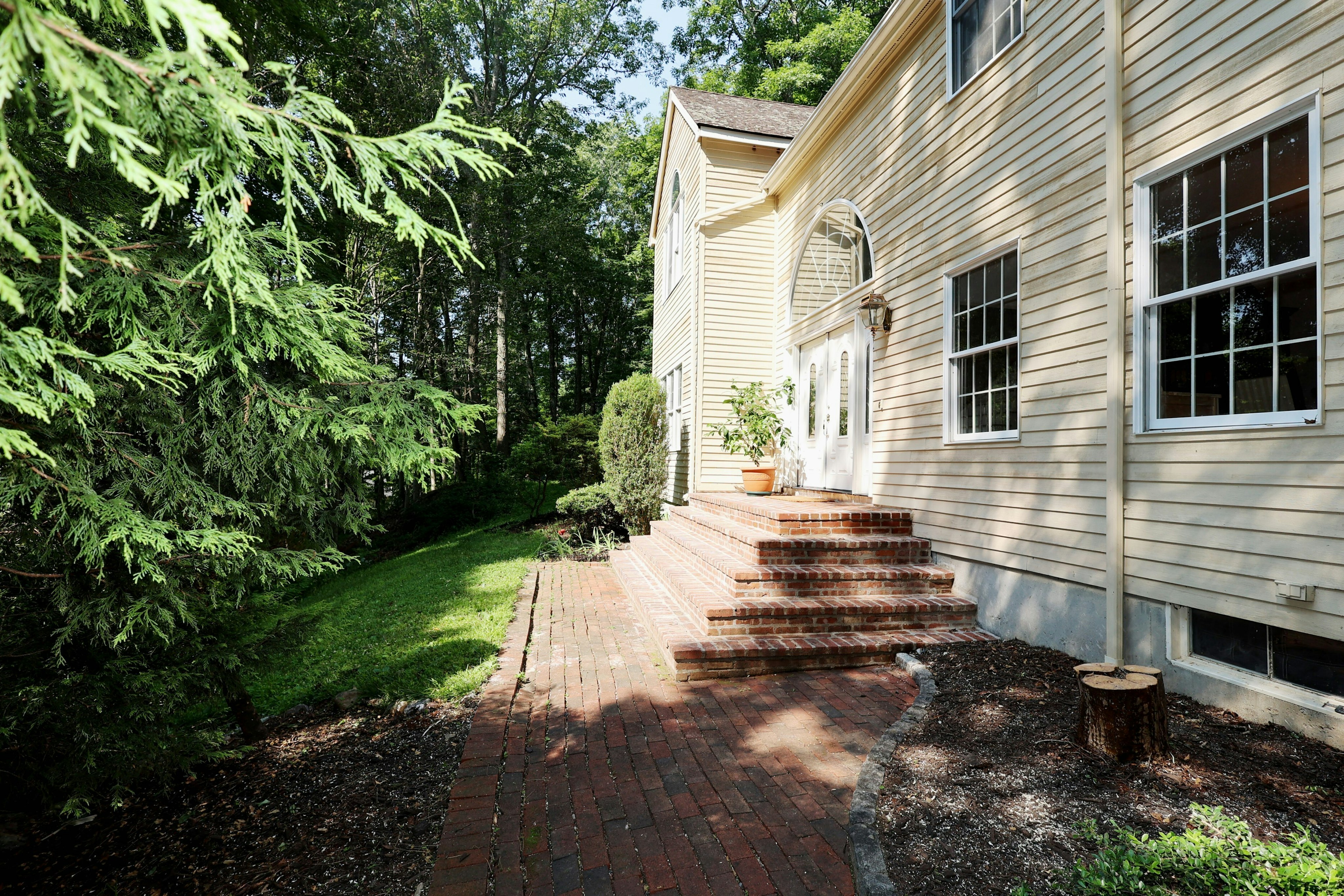  Expansive West Redding Colonial - 物件實景