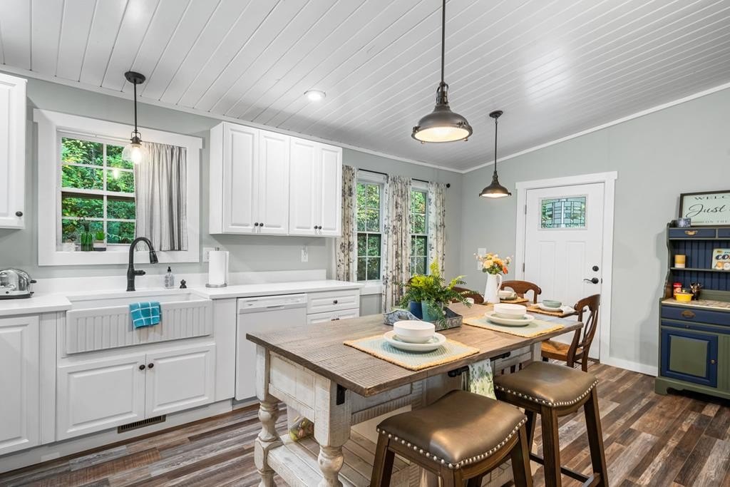 Murphy, North Carolina, 28906, United States, 2 Bedrooms Bedrooms, ,2 BathroomsBathrooms,Residential,For Sale,1976149