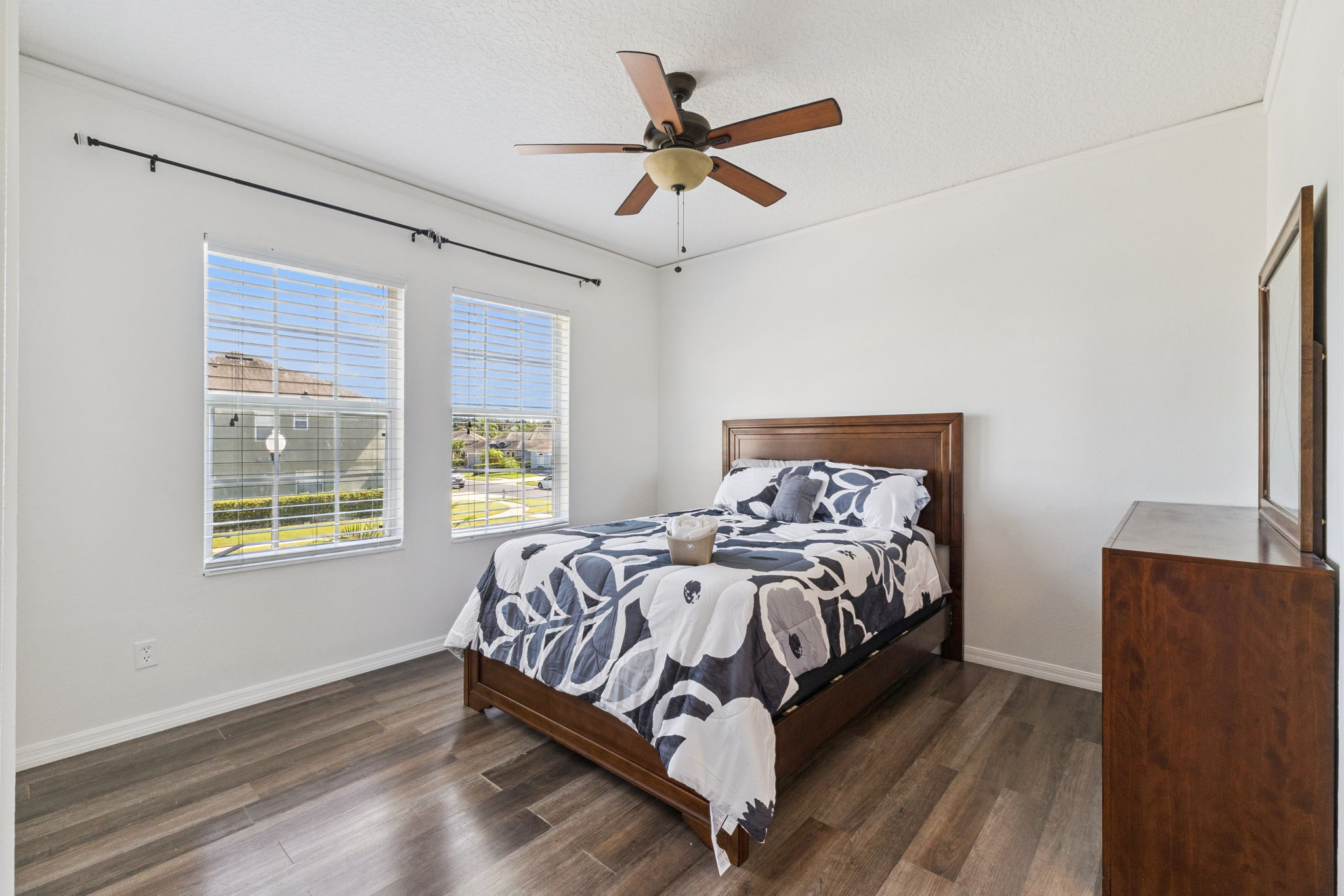 Orlando, Florida, 32825, United States, 5 Bedrooms Bedrooms, ,4 BathroomsBathrooms,Residential,For Sale,1980757