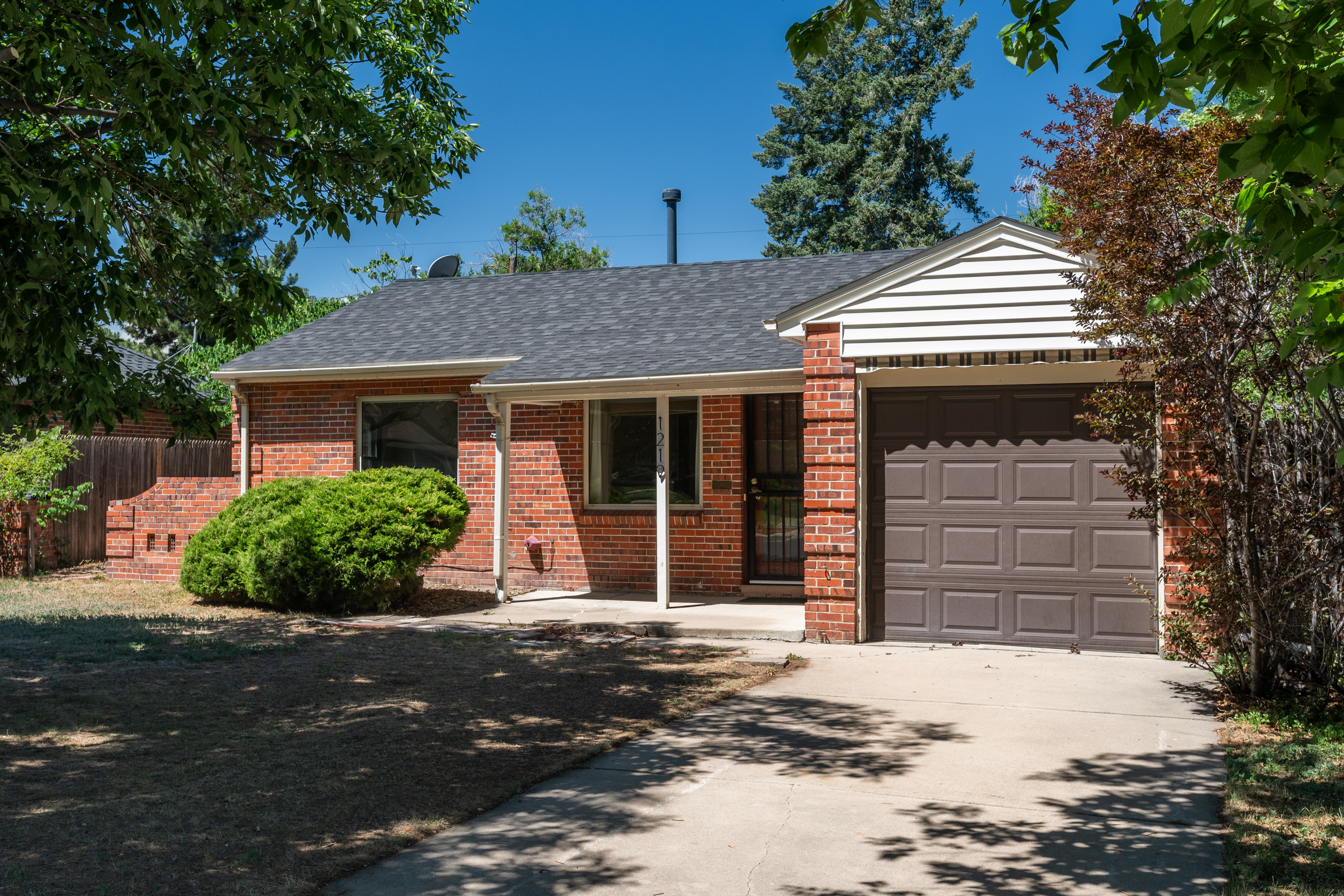  Charming Mayfair Brick Home: Sunroom Oasis & Private Pergola Backyard - 物件實景