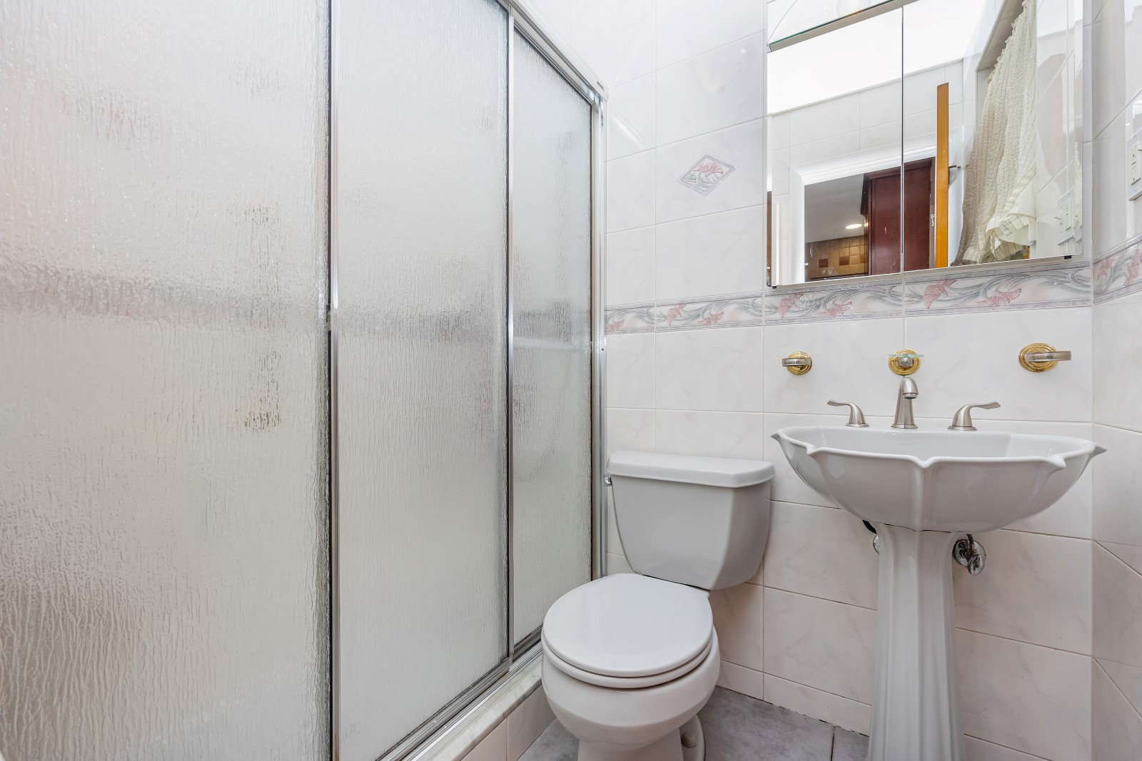 Middle Village, New York, 11379, United States, 3 Bedrooms Bedrooms, ,2 BathroomsBathrooms,Residential,For Sale,1933512