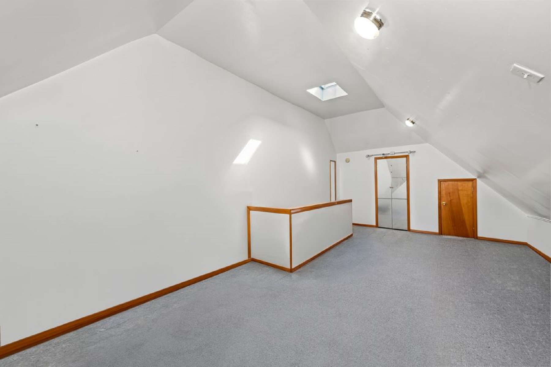  1569 East 45th Street - 物件實景