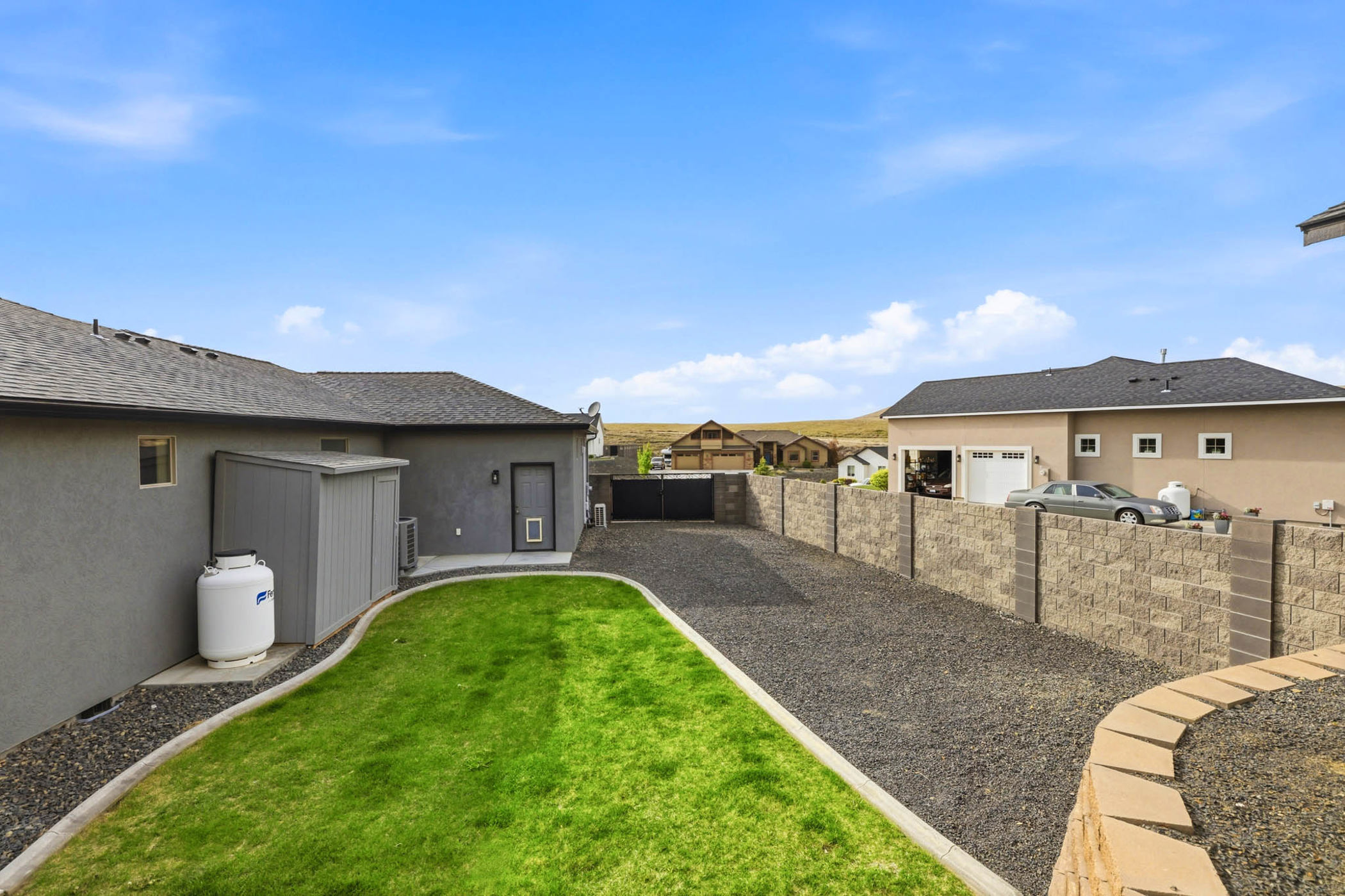  4 car garage in cul-de-sac Upgrades, single level - 物件實景