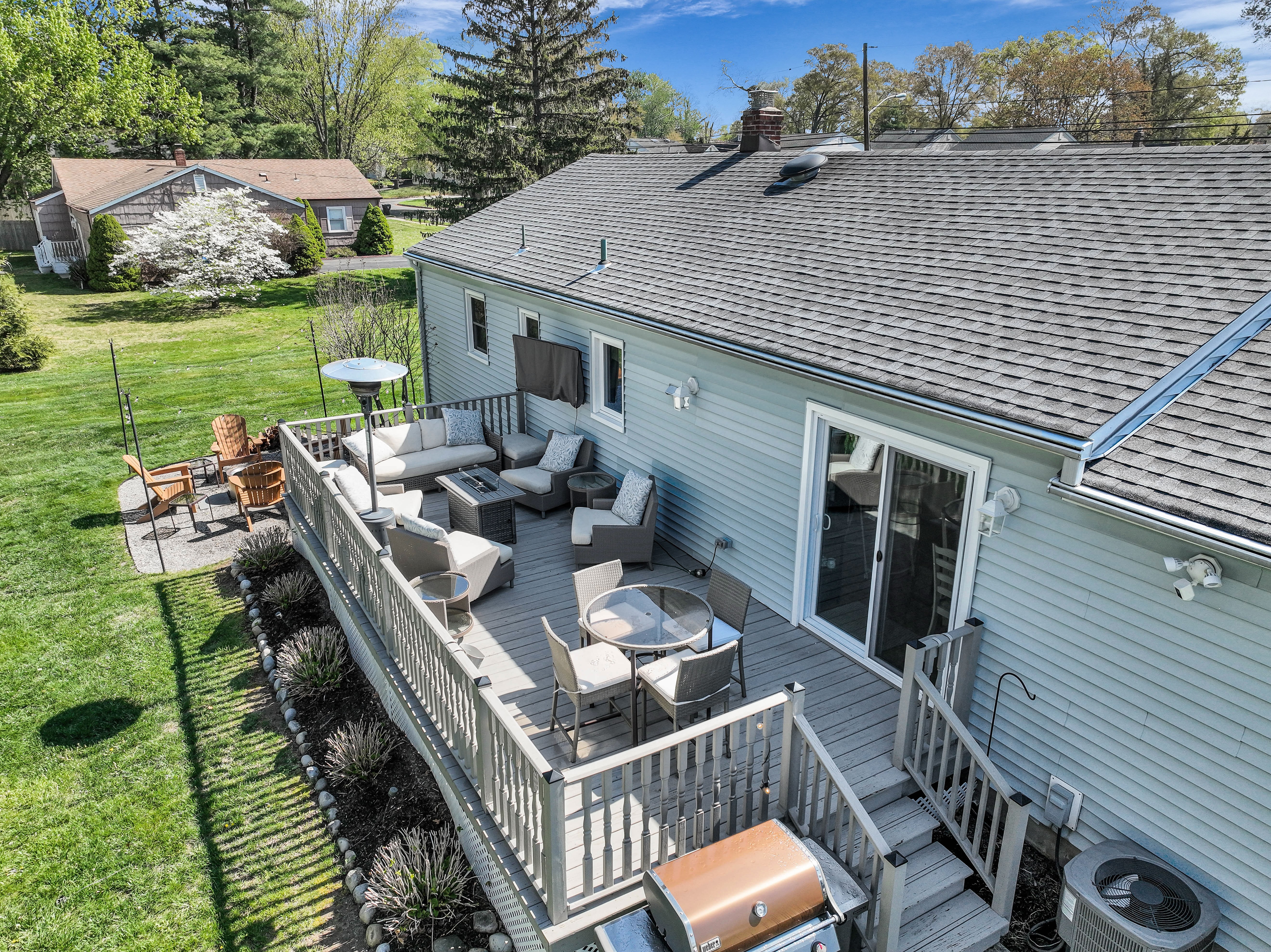  Welcome to this meticulously maintained charming 3-bedroom, 2-bathroom ranch, - 物件實景