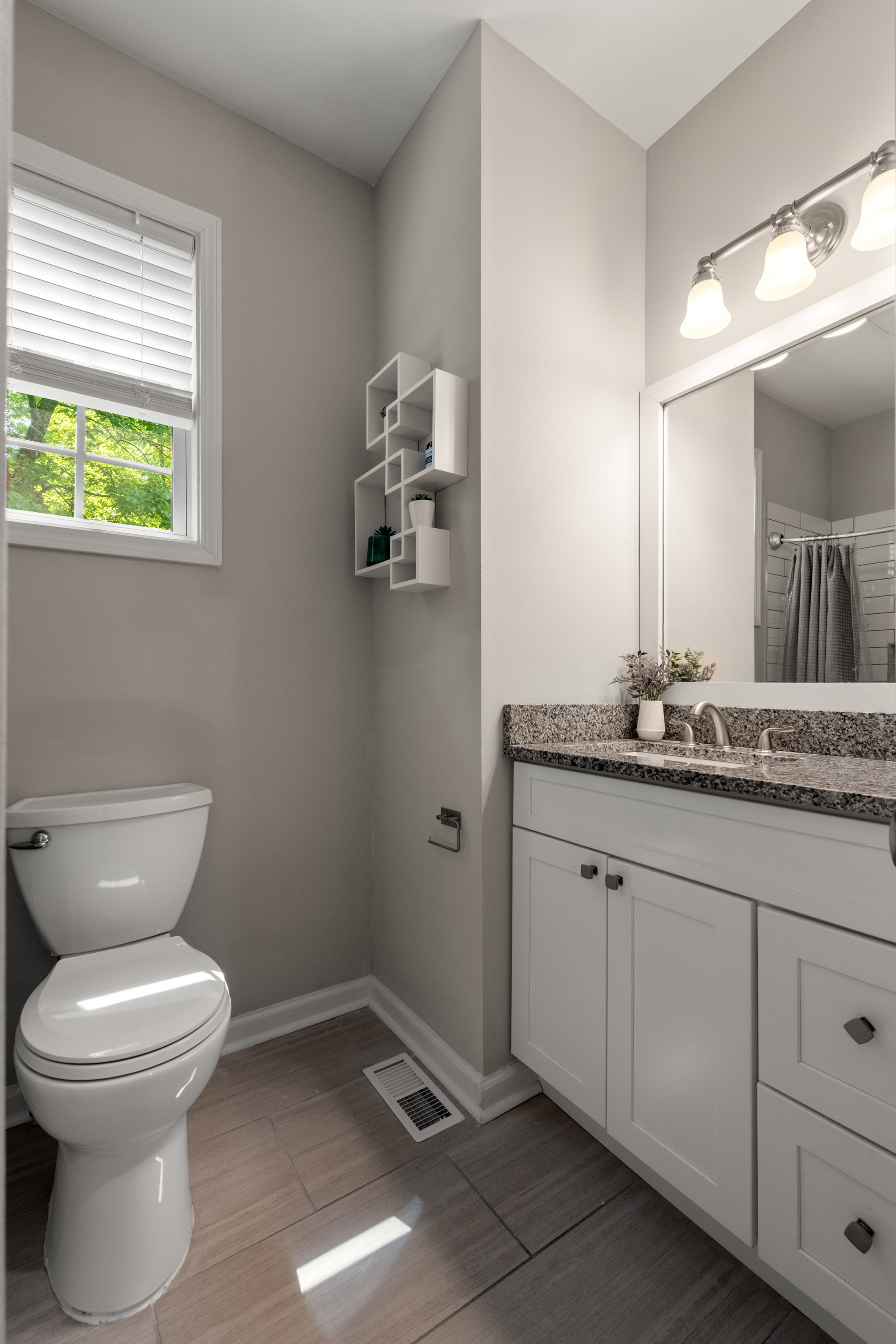  Bright Traditional with Custom Upgrades in Collier Heights - 物件實景
