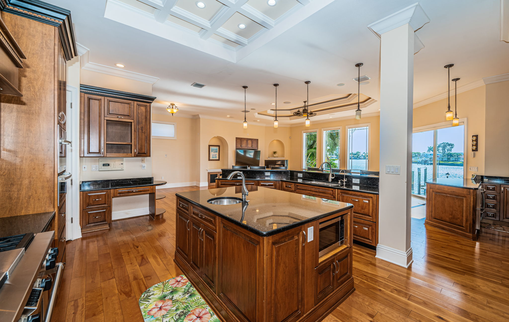 St Petersburg, Florida, 33707, United States, 5 Bedrooms Bedrooms, ,5 BathroomsBathrooms,Residential,For Sale,2006025