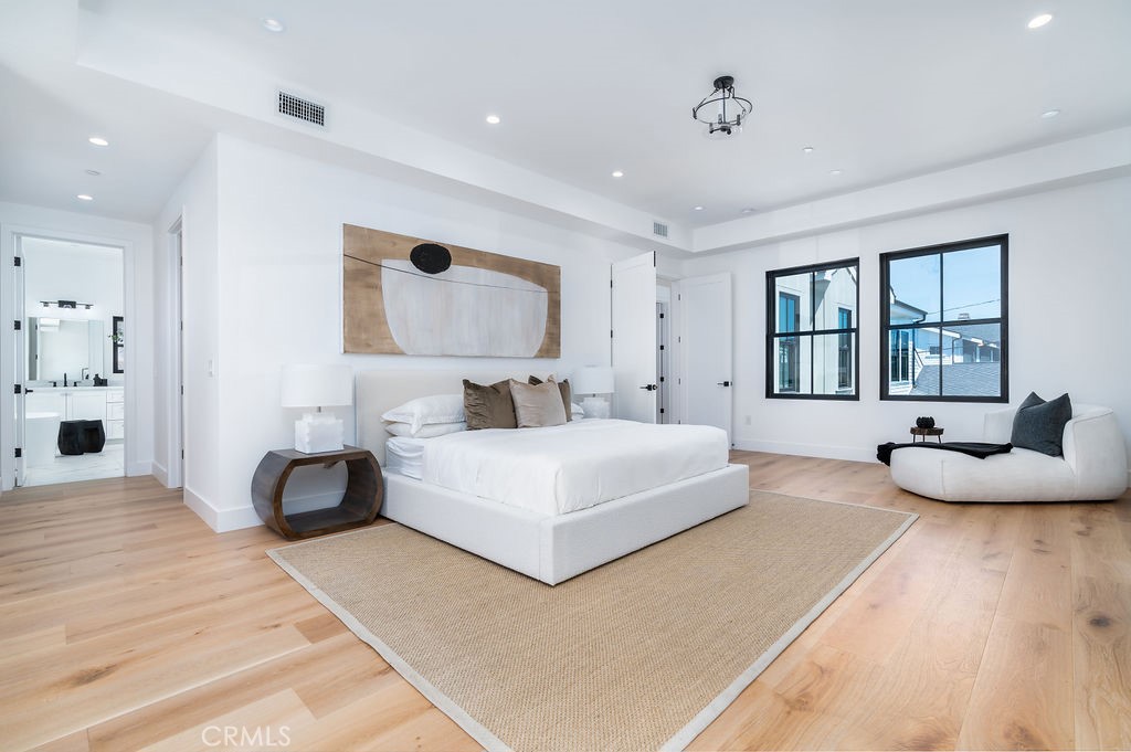Newport Beach, California, 92663, United States, 4 Bedrooms Bedrooms, ,5 BathroomsBathrooms,Residential,For Sale,1708501