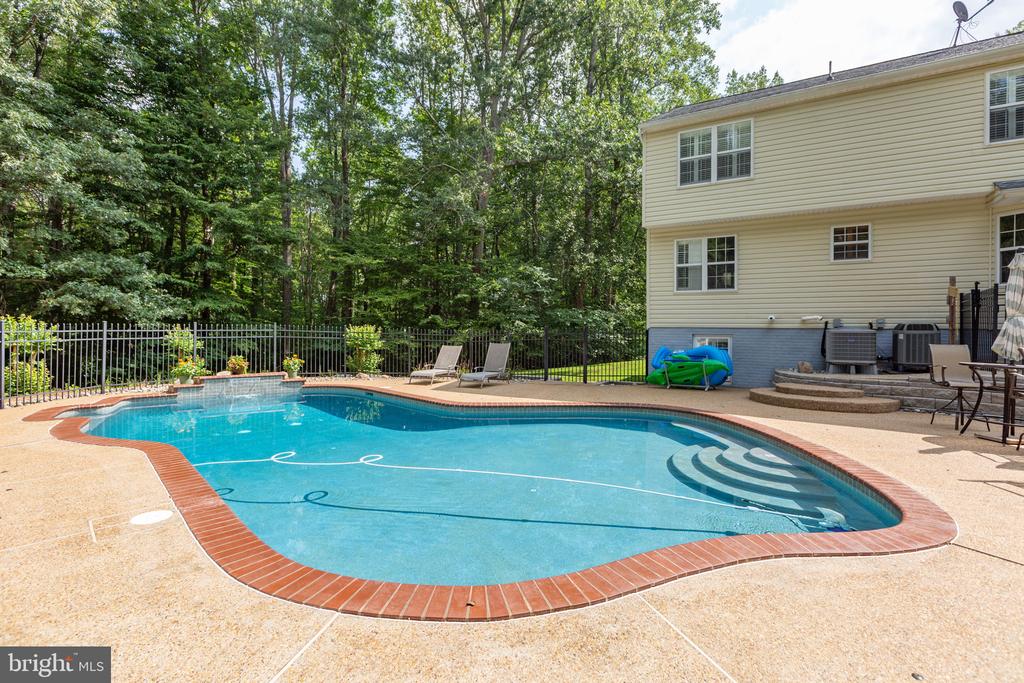 Fredericksburg, Virginia, 22406, United States, 4 Bedrooms Bedrooms, ,3 BathroomsBathrooms,Residential,For Sale,1914060