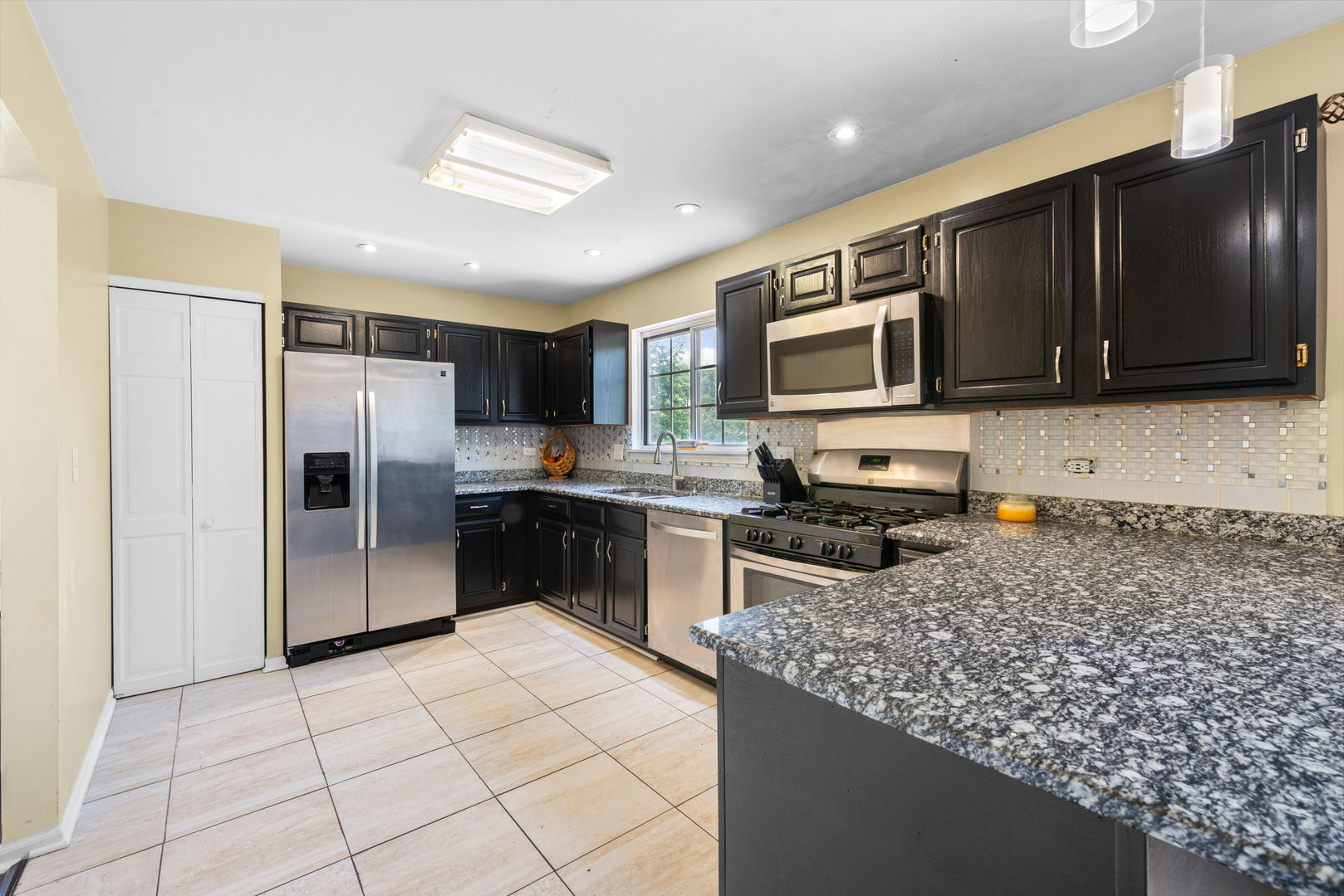 Carol Stream, Illinois, 60188, United States, 4 Bedrooms Bedrooms, ,4 BathroomsBathrooms,Residential,For Sale,1903494