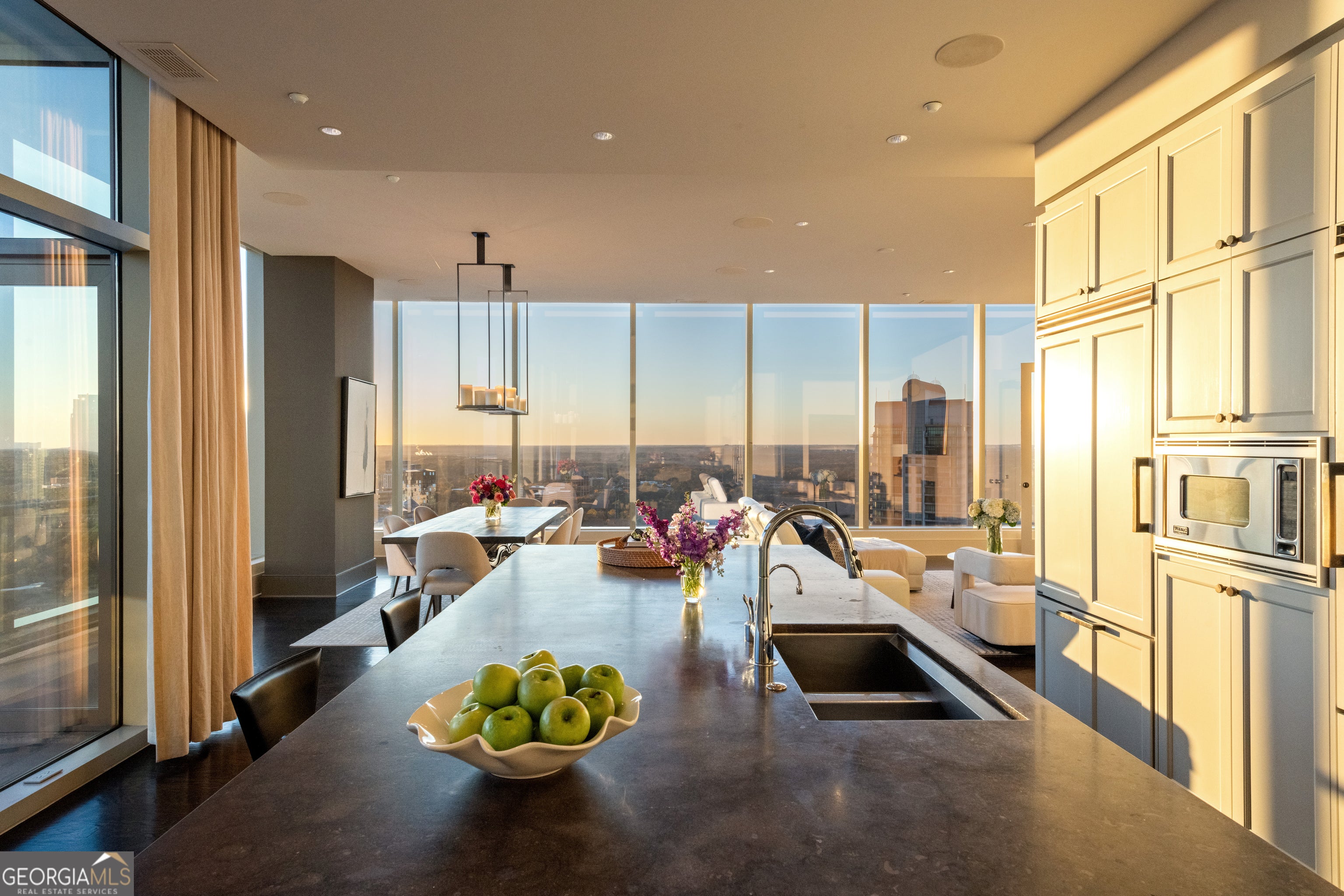Atlanta, Georgia, 30326, United States, 3 Bedrooms Bedrooms, ,4 BathroomsBathrooms,Residential,For Sale,1858951