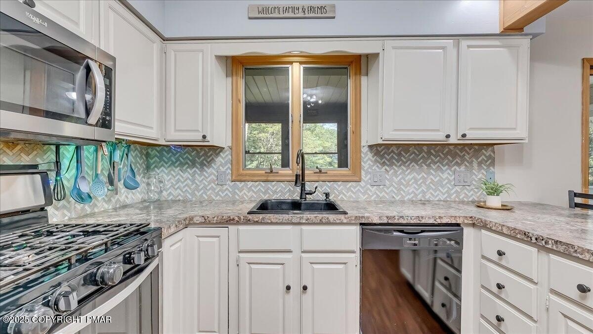 Lake Harmony, Pennsylvania, 18624, United States, 8 Bedrooms Bedrooms, ,4 BathroomsBathrooms,Residential,For Sale,1914089