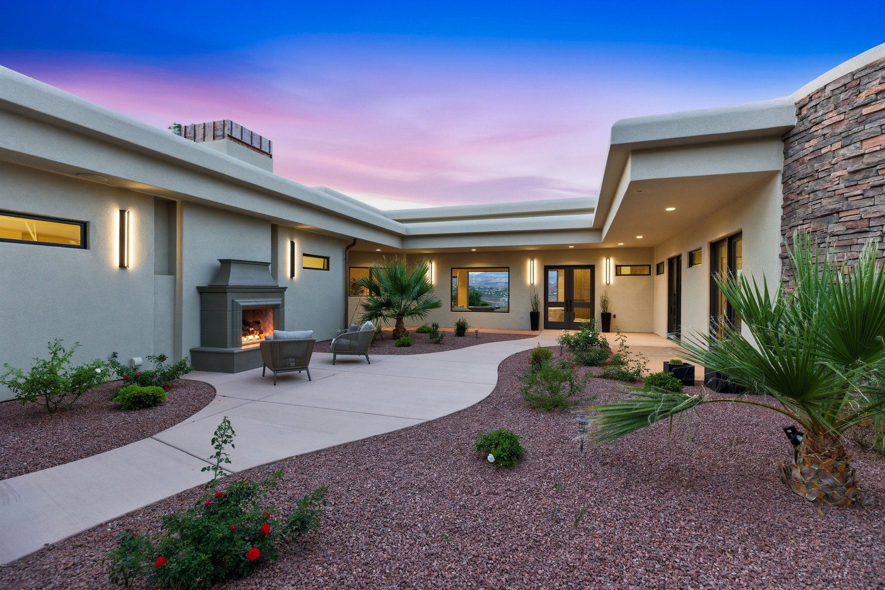  On The edge Of Stone Cliff With Sweeping Stunning City And Mountain Views - 物件實景