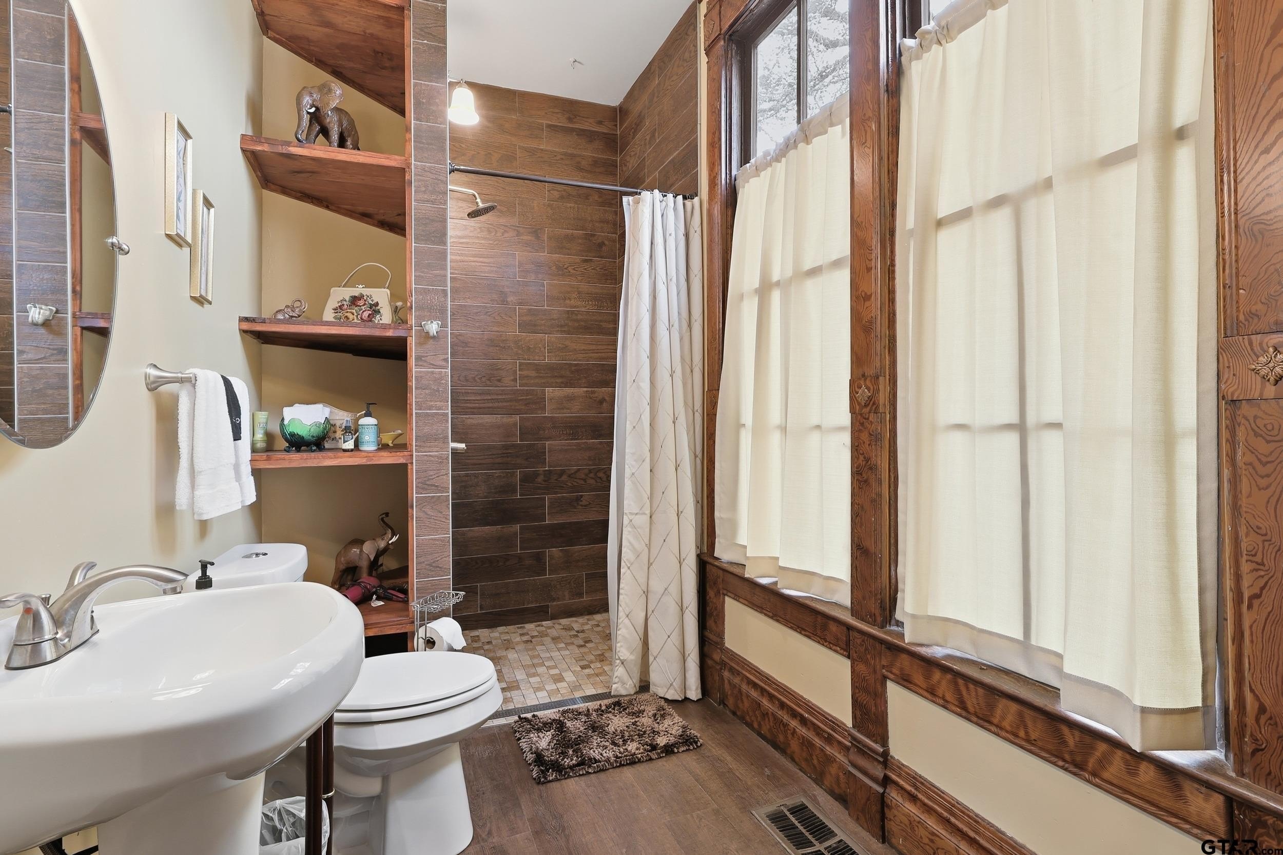 Pittsburg, Texas, 75686, United States, 6 Bedrooms Bedrooms, ,8 BathroomsBathrooms,Residential,For Sale,2005846