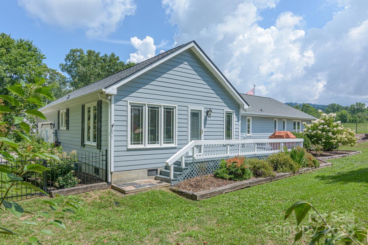Hendersonville, North Carolina, 28792, United States, 3 Bedrooms Bedrooms, ,3 BathroomsBathrooms,Residential,For Sale,1942631