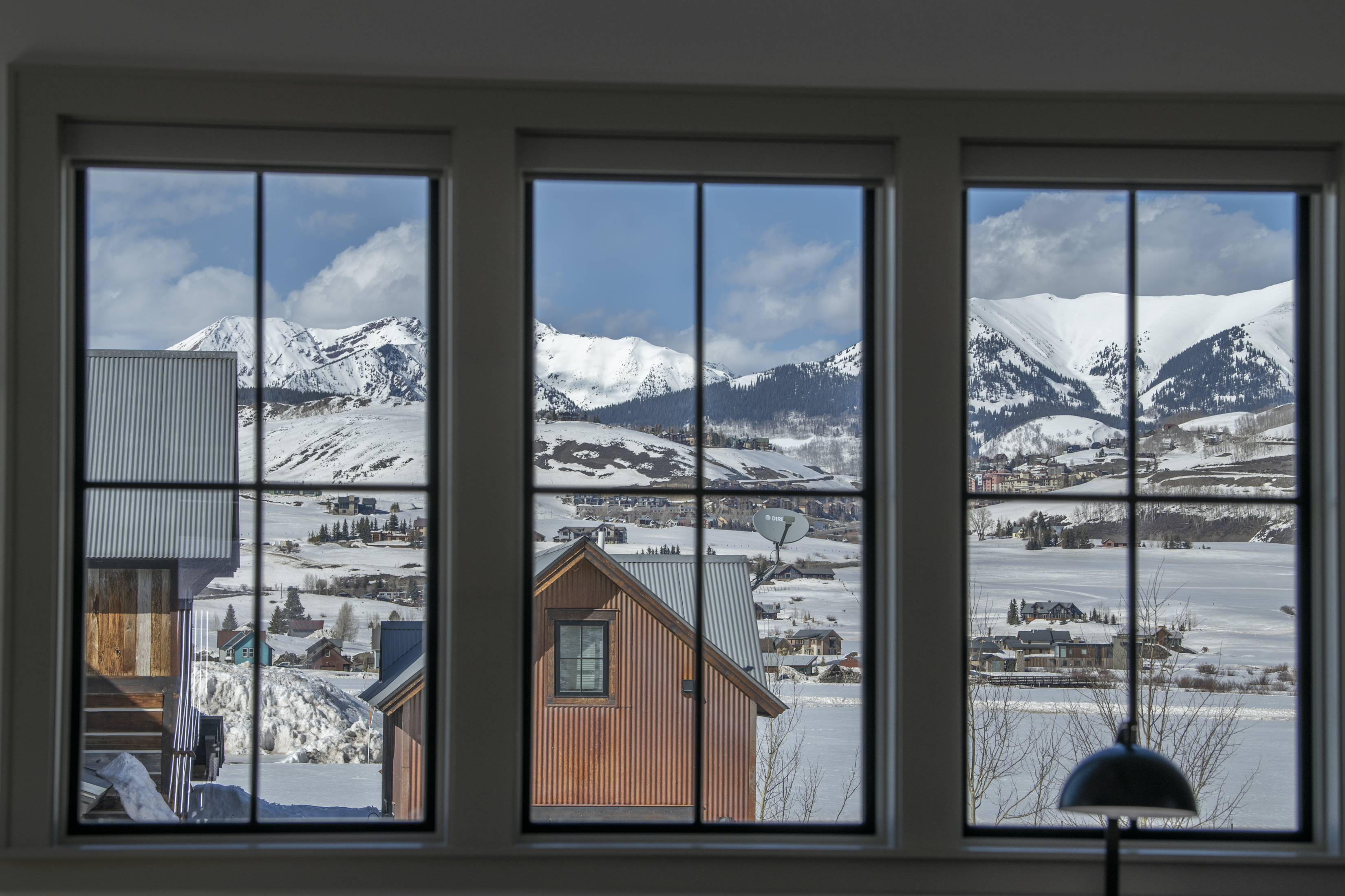  Big And Beautiful In The Desirable And Peaceful East End Of Town - 物件實景