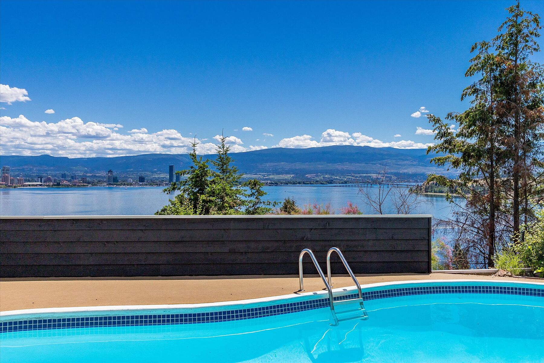  Timeless Design with a Pool - 物件實景