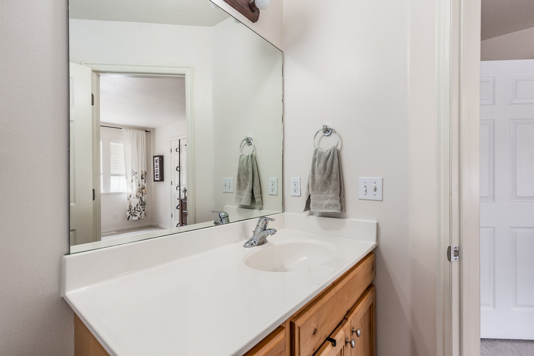  End Row Townhome in Highly Desired Location - 物件實景