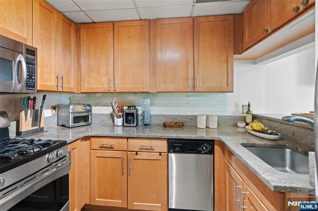 Jersey City, New Jersey, 07302, United States, 2 Bedrooms Bedrooms, ,2 BathroomsBathrooms,Residential,For Sale,1927201