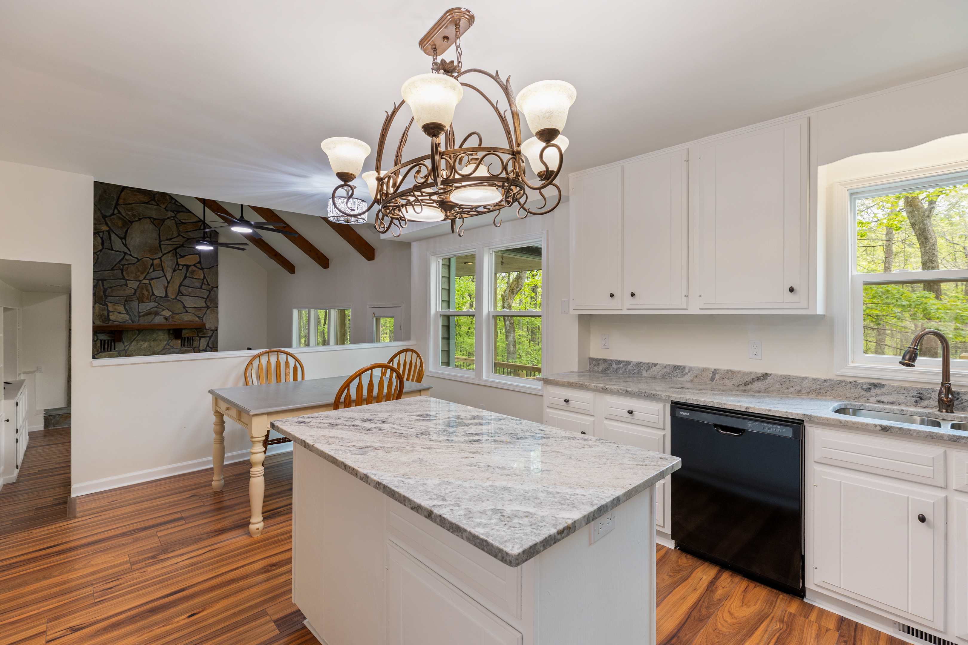  2129 Black Oak Drive - 物件實景